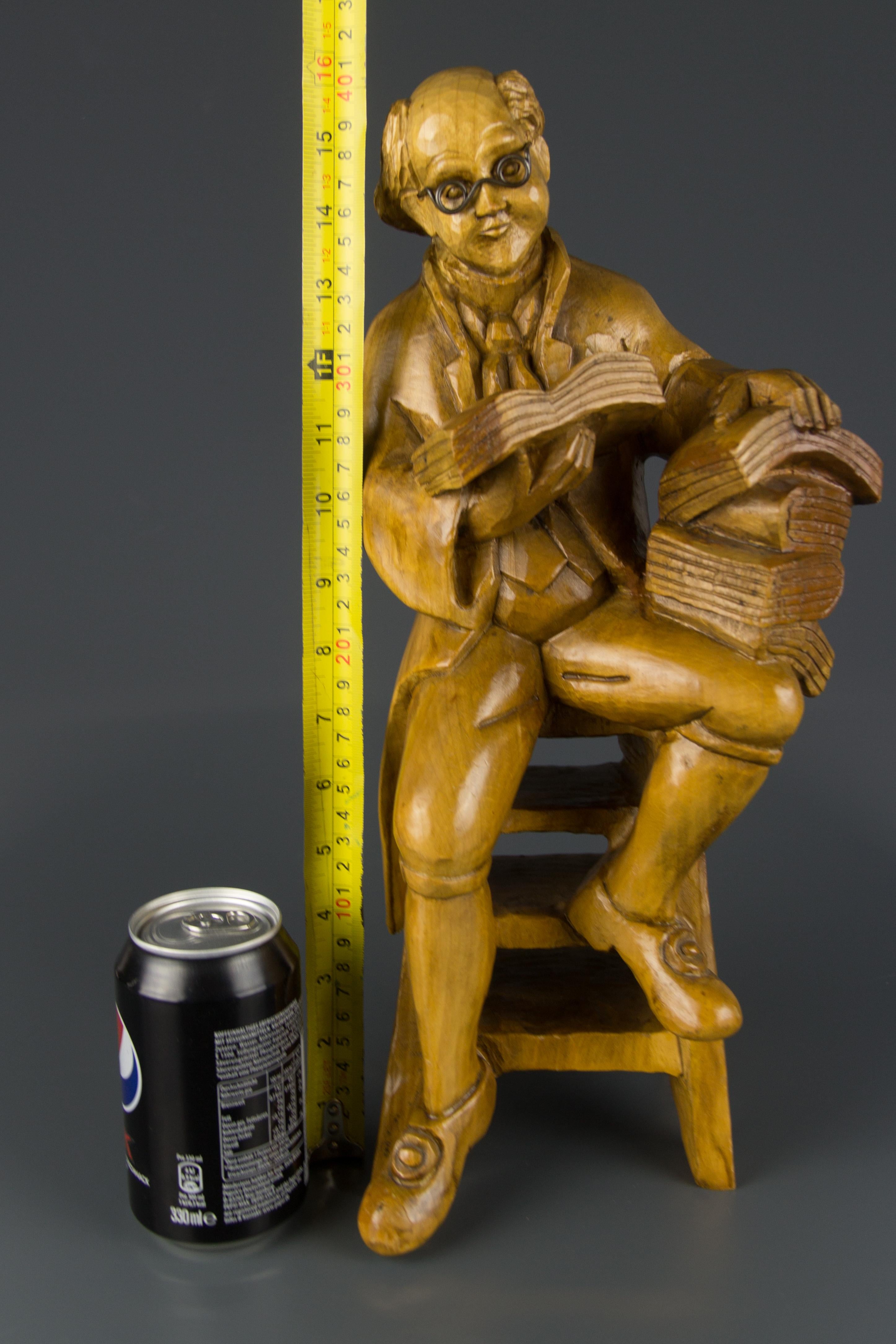 Sculpture figurative en bois sculptée à la main d'un professeur avec des livres en vente 5