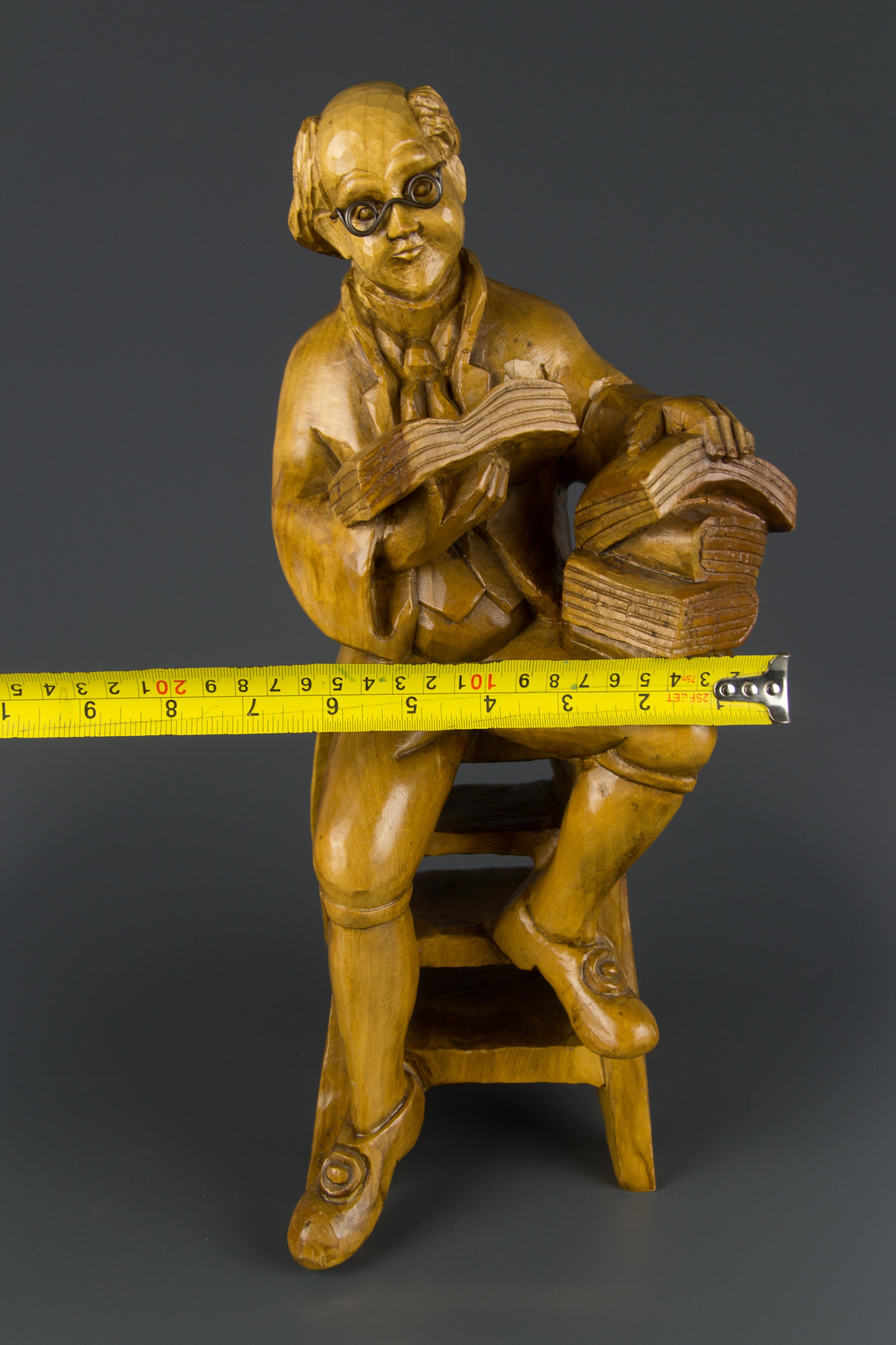 Handgeschnitzte figurative Holzskulptur eines Professors mit Büchern im Angebot 6