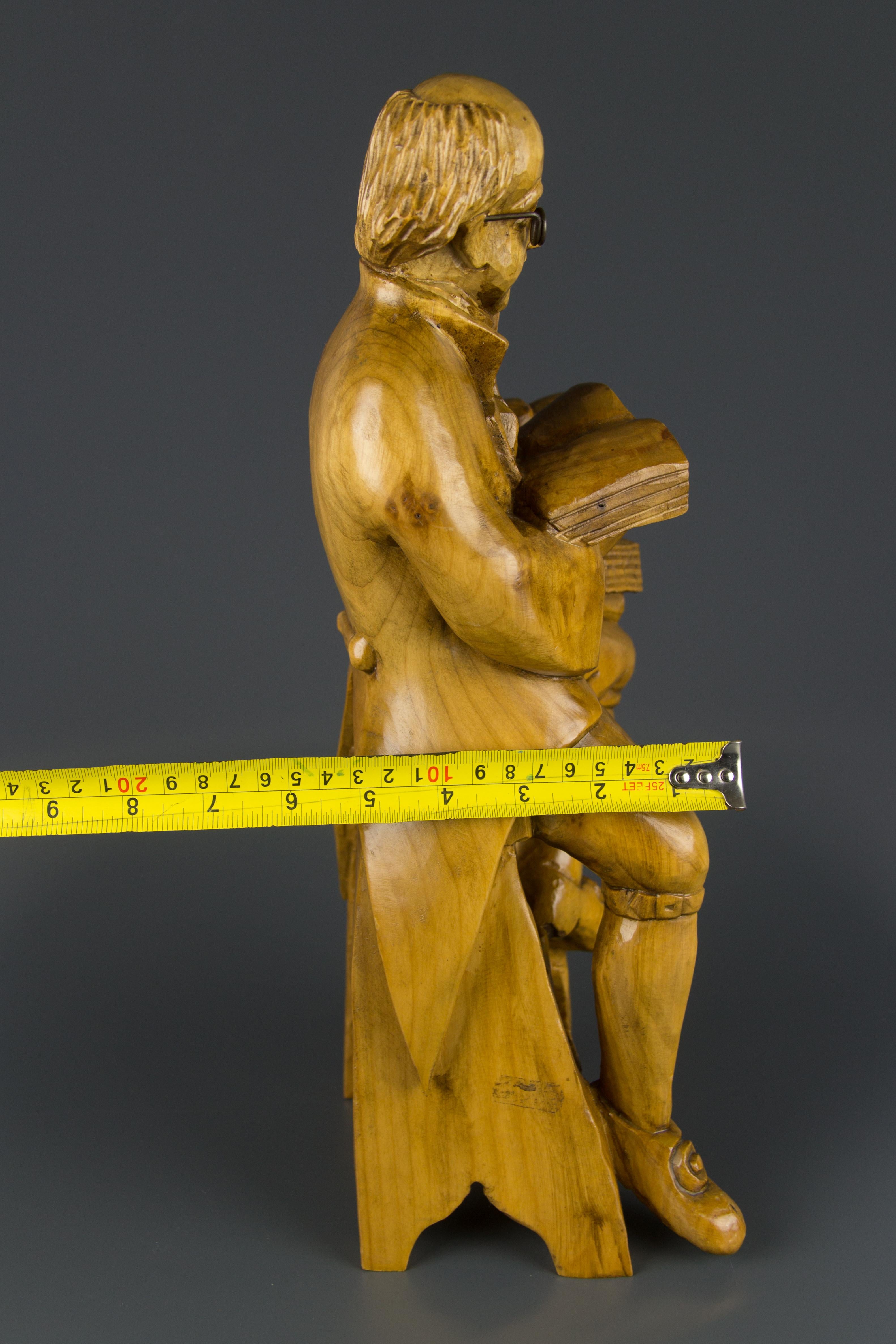 Escultura figurativa de madera tallada a mano de un profesor con libros en venta 7