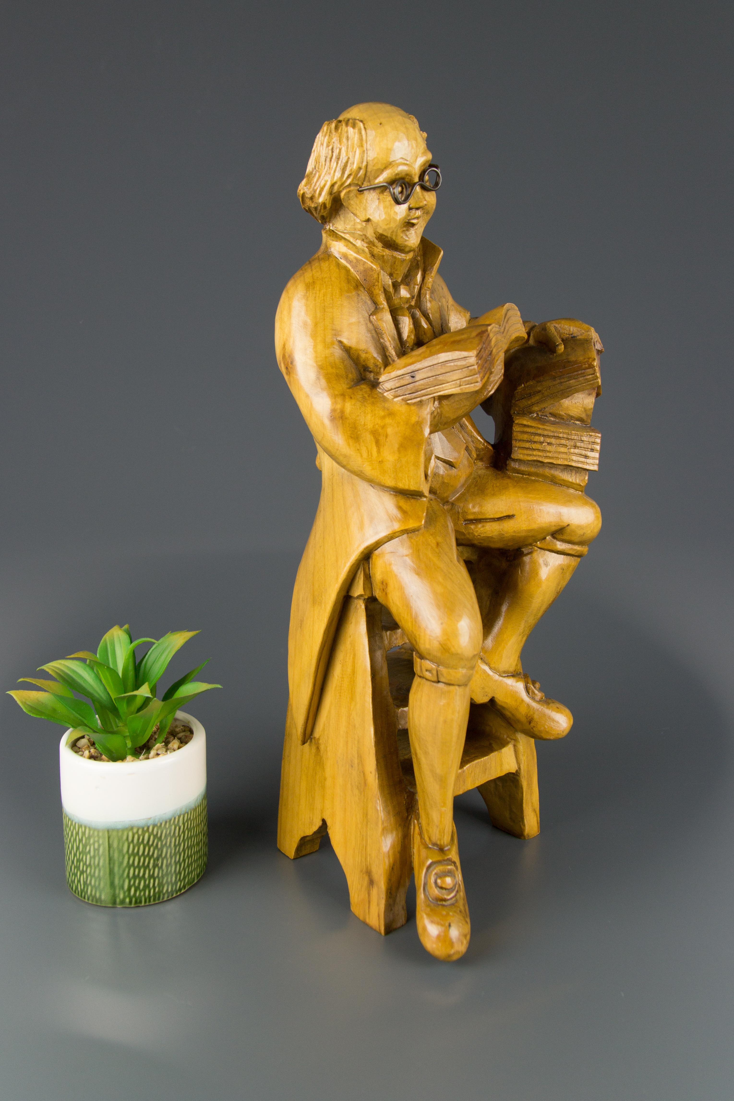 Handgeschnitzte figurative Holzskulptur eines Professors mit Büchern im Angebot 10