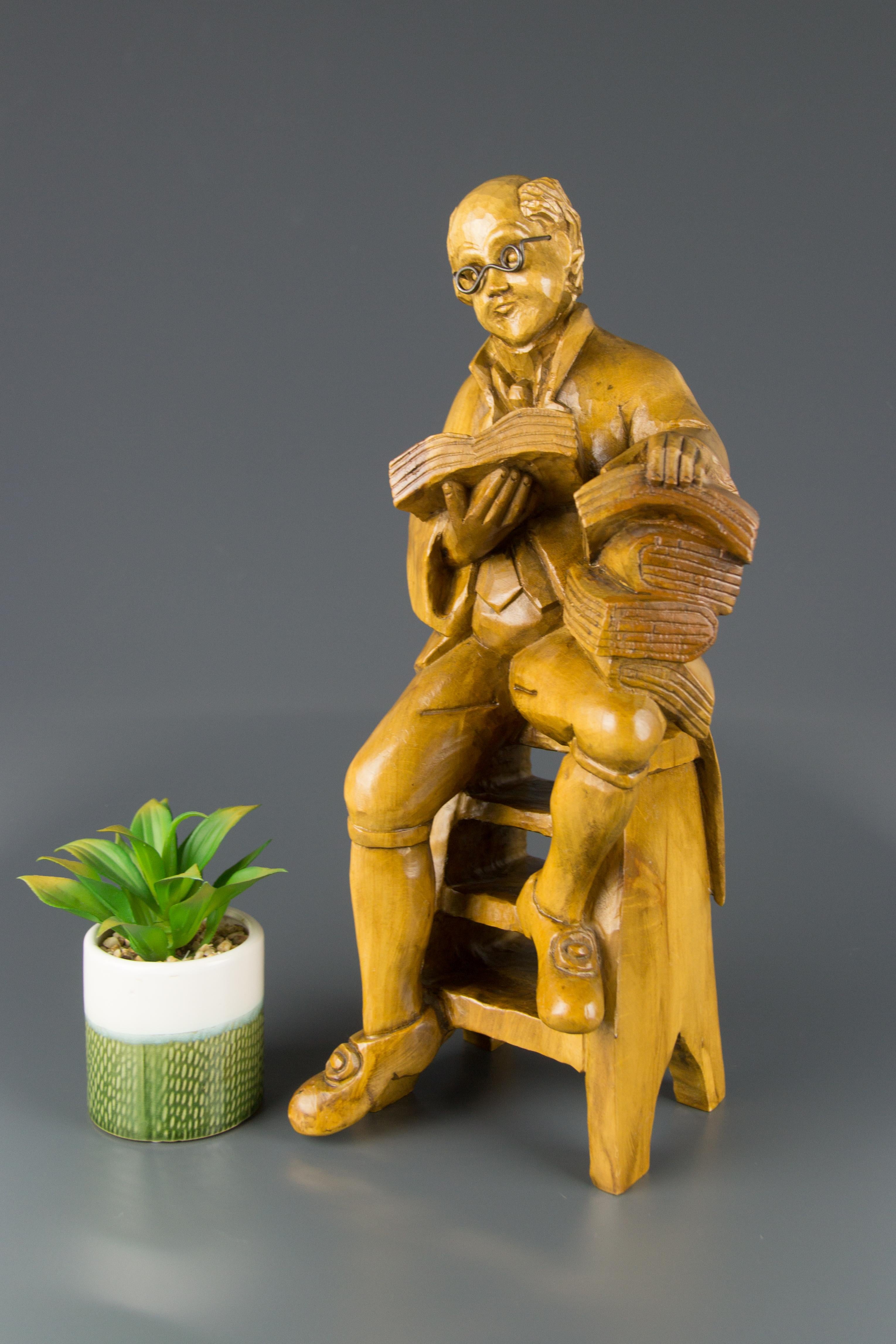 Handgeschnitzte figurative Holzskulptur eines Professors mit Büchern (Art déco) im Angebot