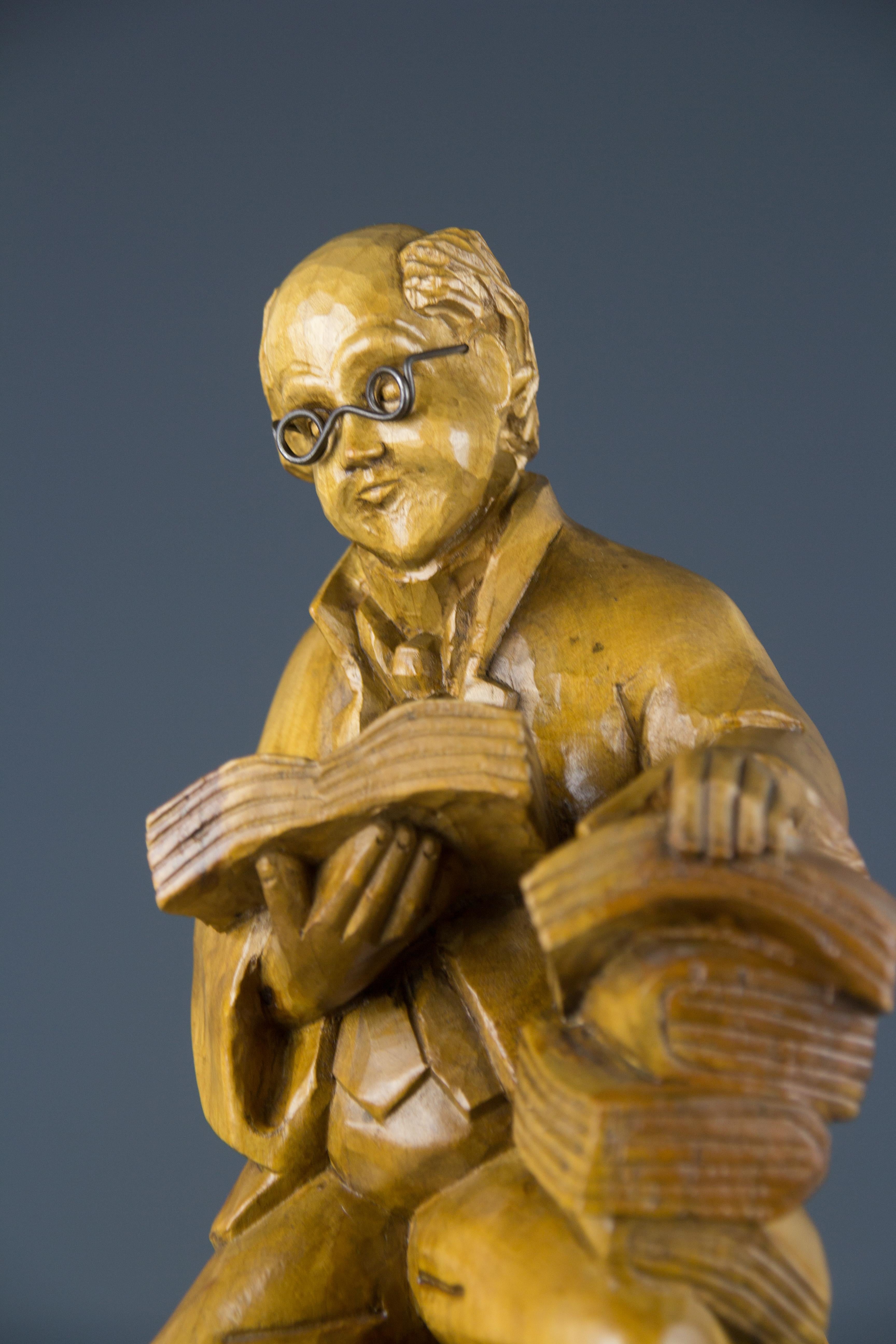 Handgeschnitzte figurative Holzskulptur eines Professors mit Büchern (Deutsch) im Angebot