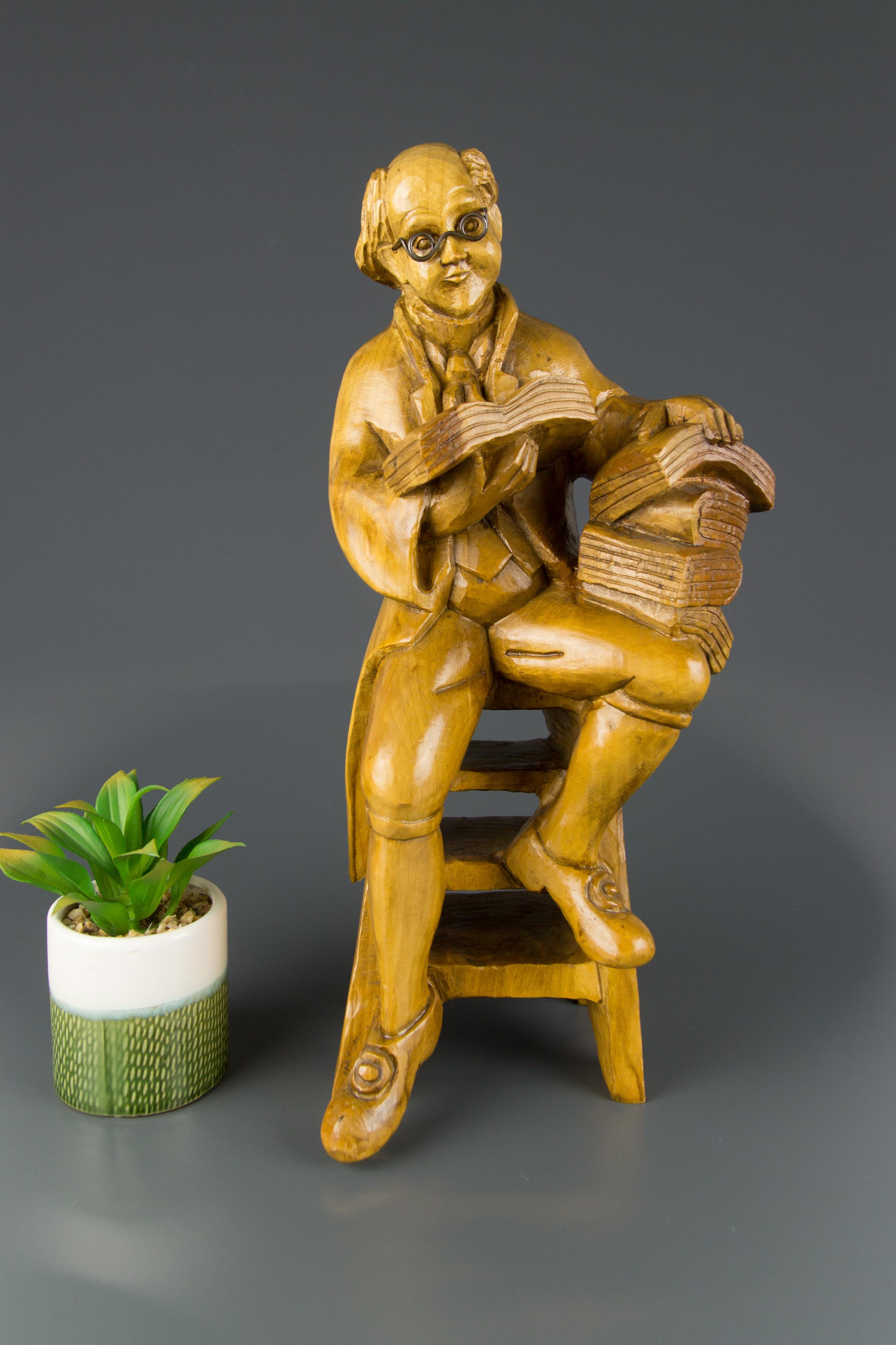 Handgeschnitzte figurative Holzskulptur eines Professors mit Büchern (20. Jahrhundert) im Angebot