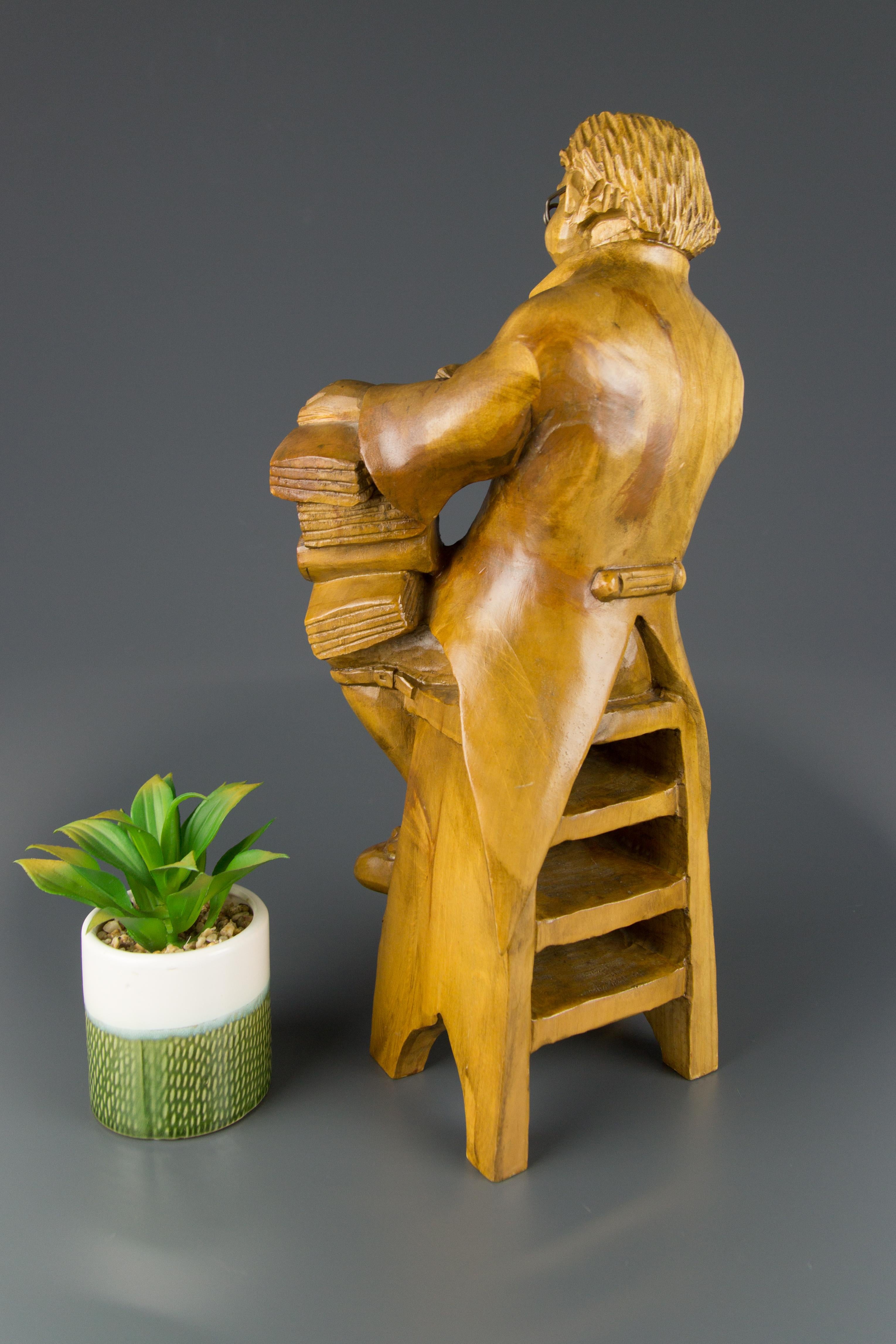 Sculpture figurative en bois sculptée à la main d'un professeur avec des livres en vente 1