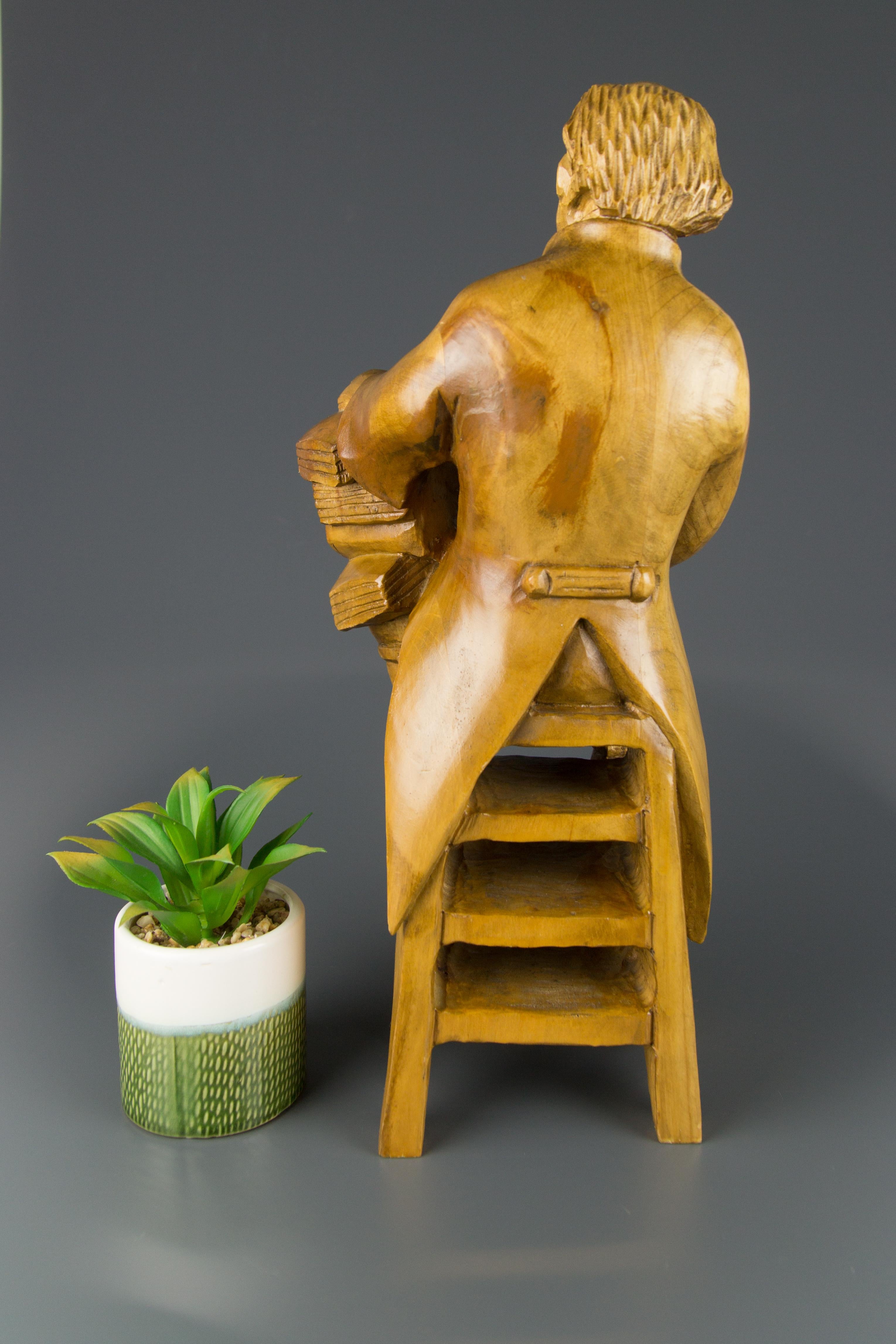 Sculpture figurative en bois sculptée à la main d'un professeur avec des livres en vente 2