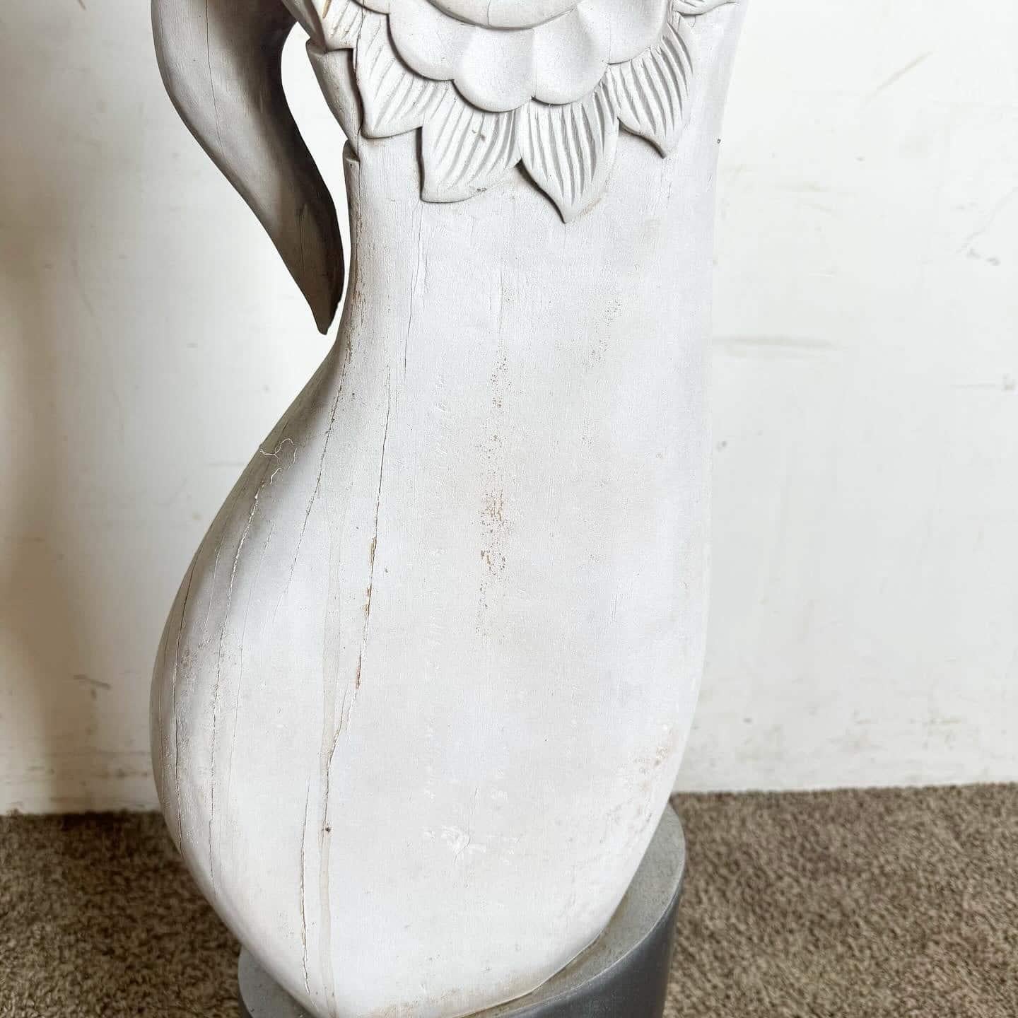 Rehaussez votre décor avec cette sculpture de fleur tropicale en bois sculptée à la main sur une base en métal. Cette pièce exquise présente des détails complexes et un superbe design floral, alliant charme rustique et élégance moderne. La base
