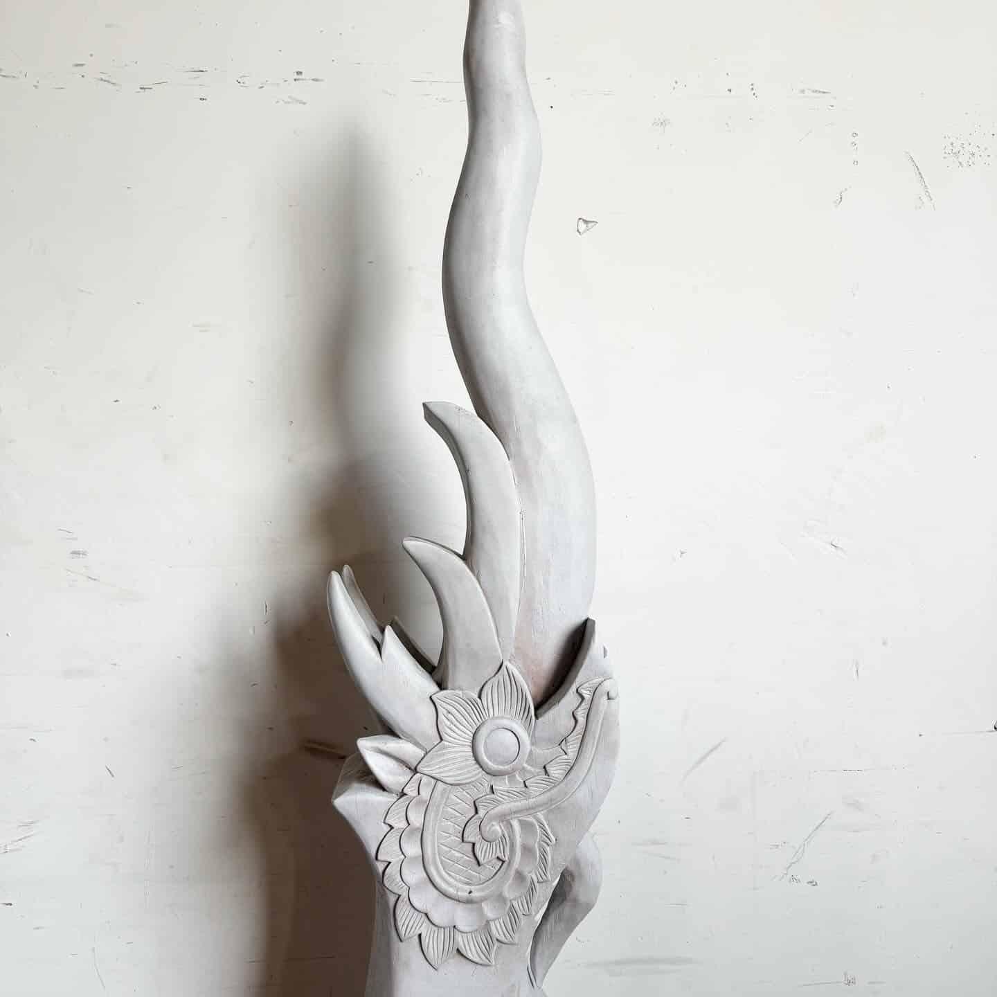 Sculpture de fleurs en bois sculptée à la main sur socle en métal en vente 1