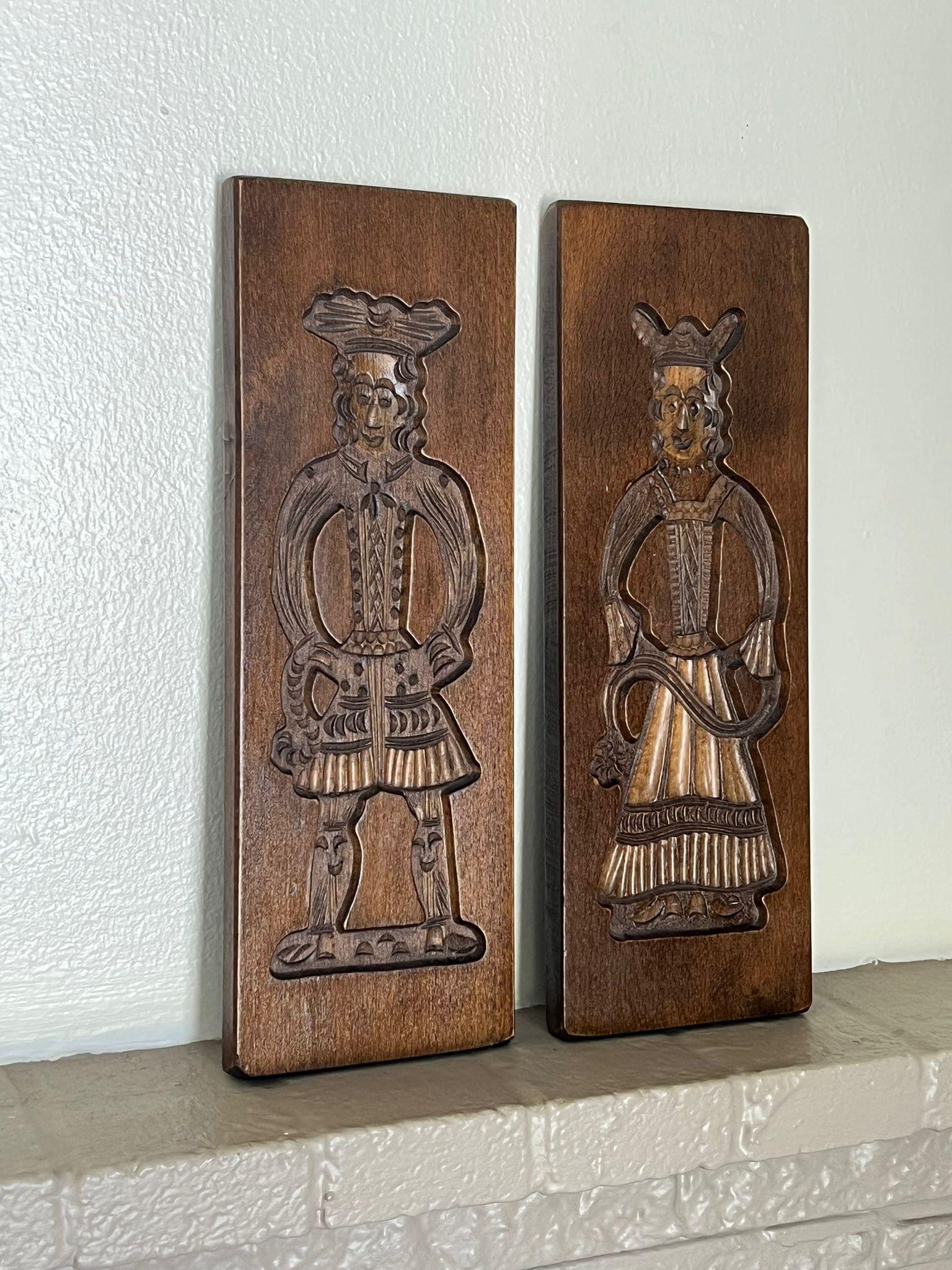 Questa coppia di tradizionali tavole per biscotti è intagliata a mano con una bella patina e carattere e presenta dei fori sul retro per essere appesa. Vintage Condit come da foto. L'inserzione si riferisce solo all'articolo descritto.Box