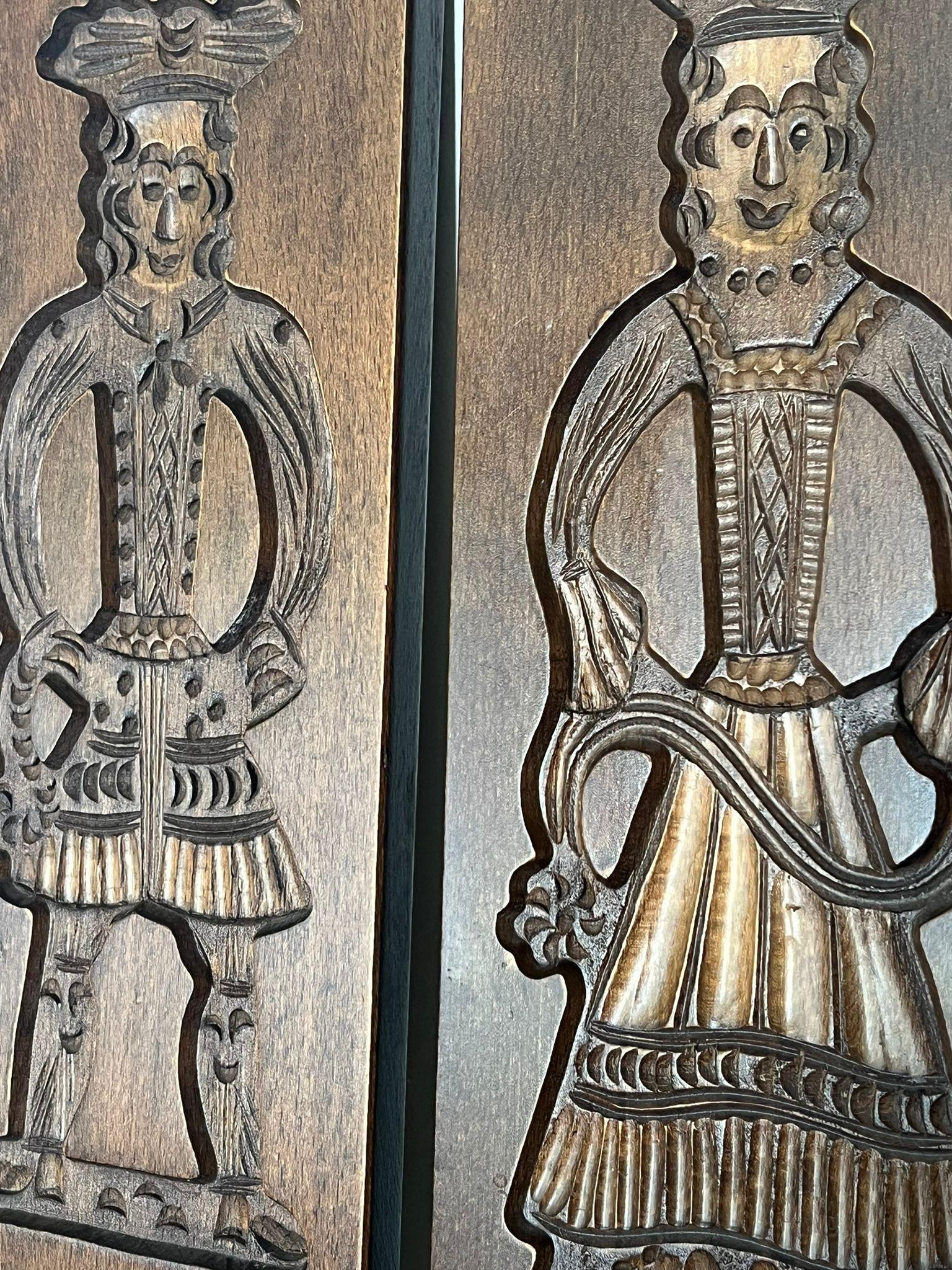 Arte popolare Tavola per biscotti tradizionale Folk Art Carved in legno intagliata a mano. Set di 2 in vendita