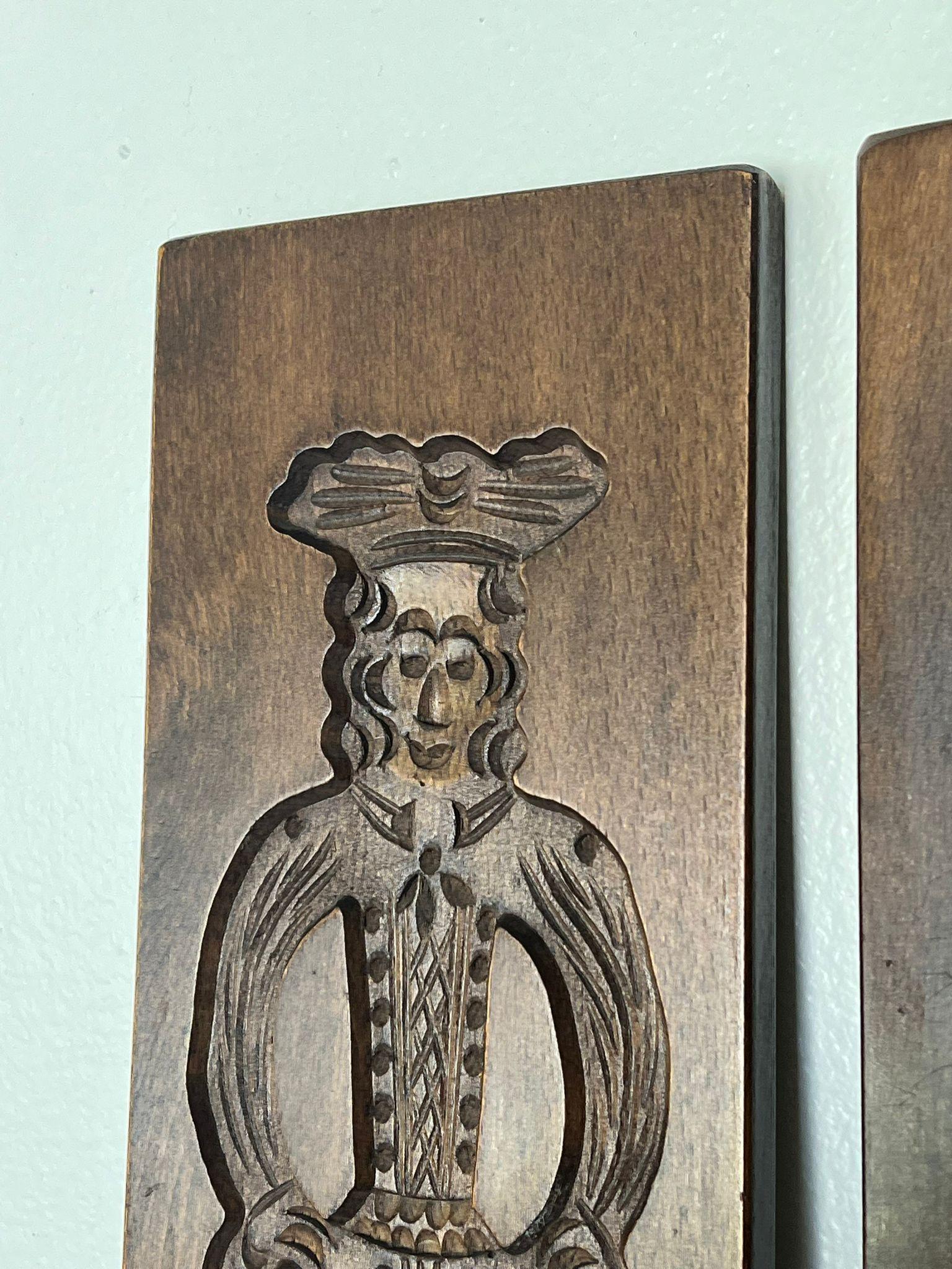 Tavola per biscotti tradizionale Folk Art Carved in legno intagliata a mano. Set di 2 In condizioni buone in vendita a Seattle, WA
