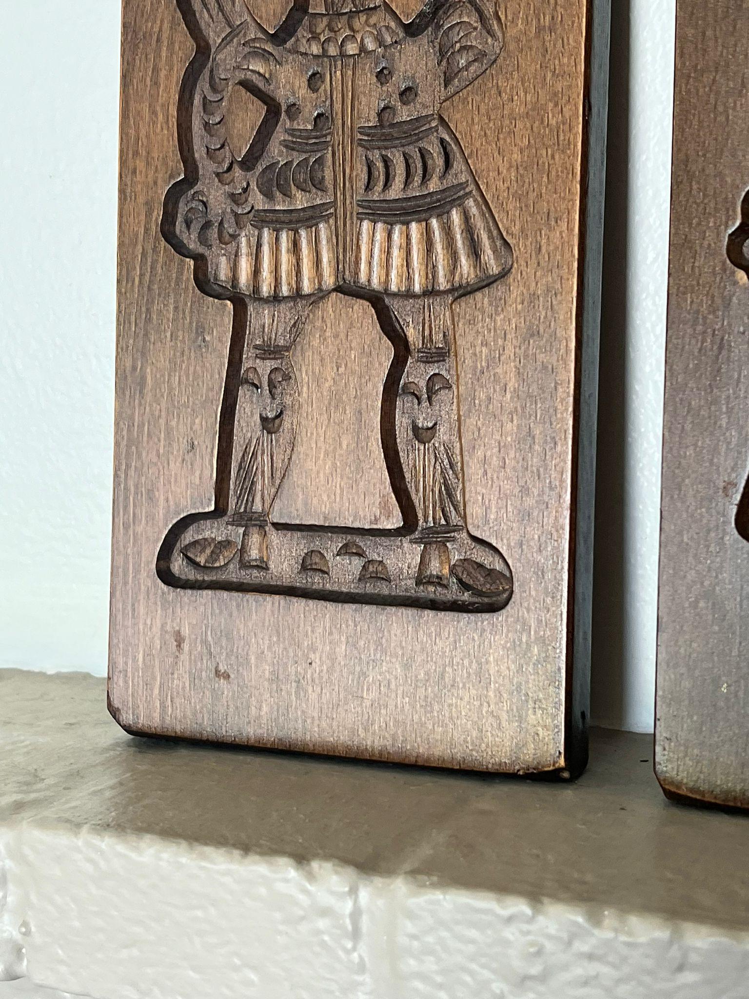 Legno Tavola per biscotti tradizionale Folk Art Carved in legno intagliata a mano. Set di 2 in vendita
