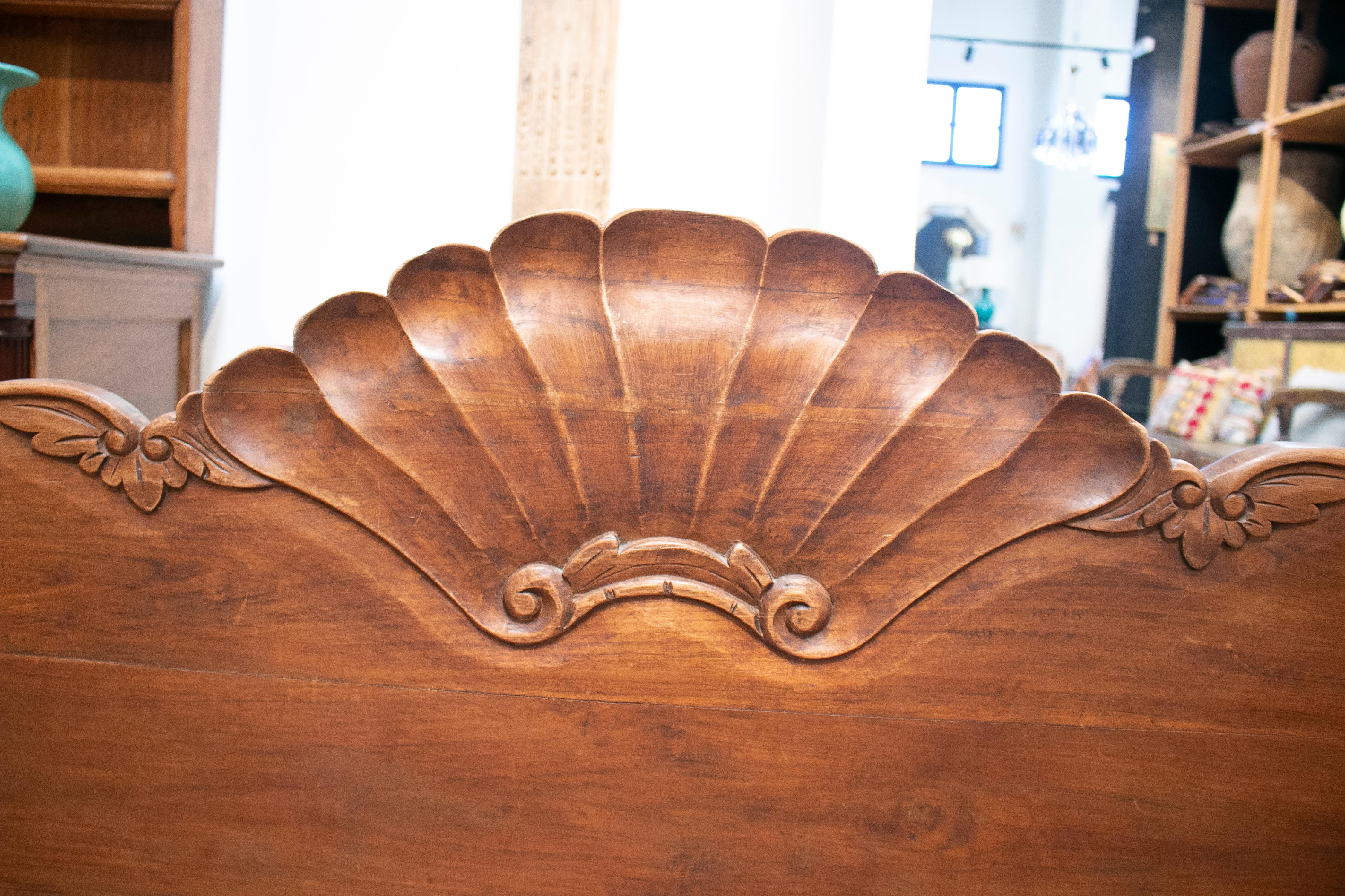 Hand Carved Wooden Garden Bench w/ Conch Crown Decorations and Armrests In Good Condition In Marbella, ES