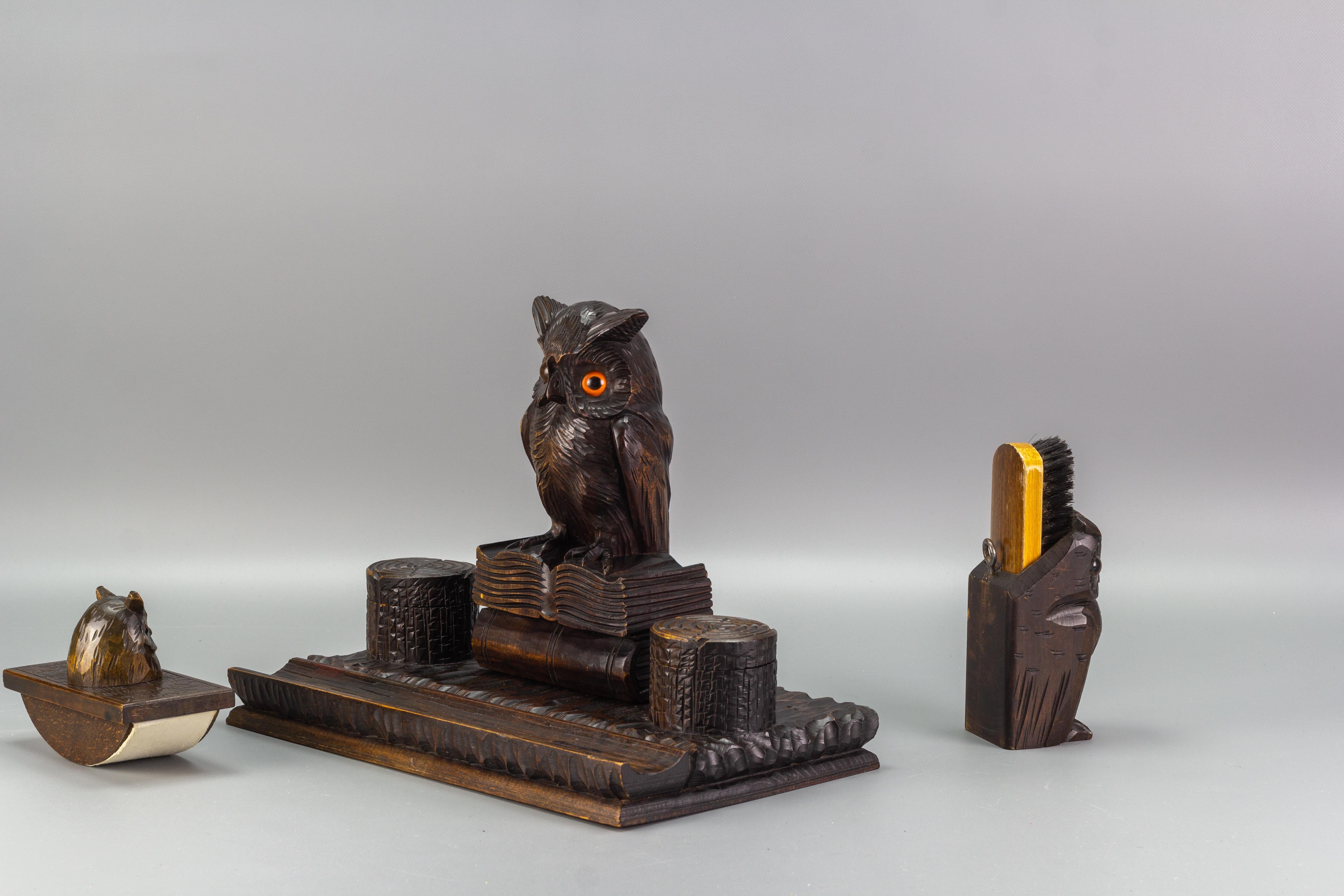Handgeschnitztes Holz-Tintenfass-Schreibtischset mit Eulenfiguren aus Holz, 1930er Jahre im Angebot 5