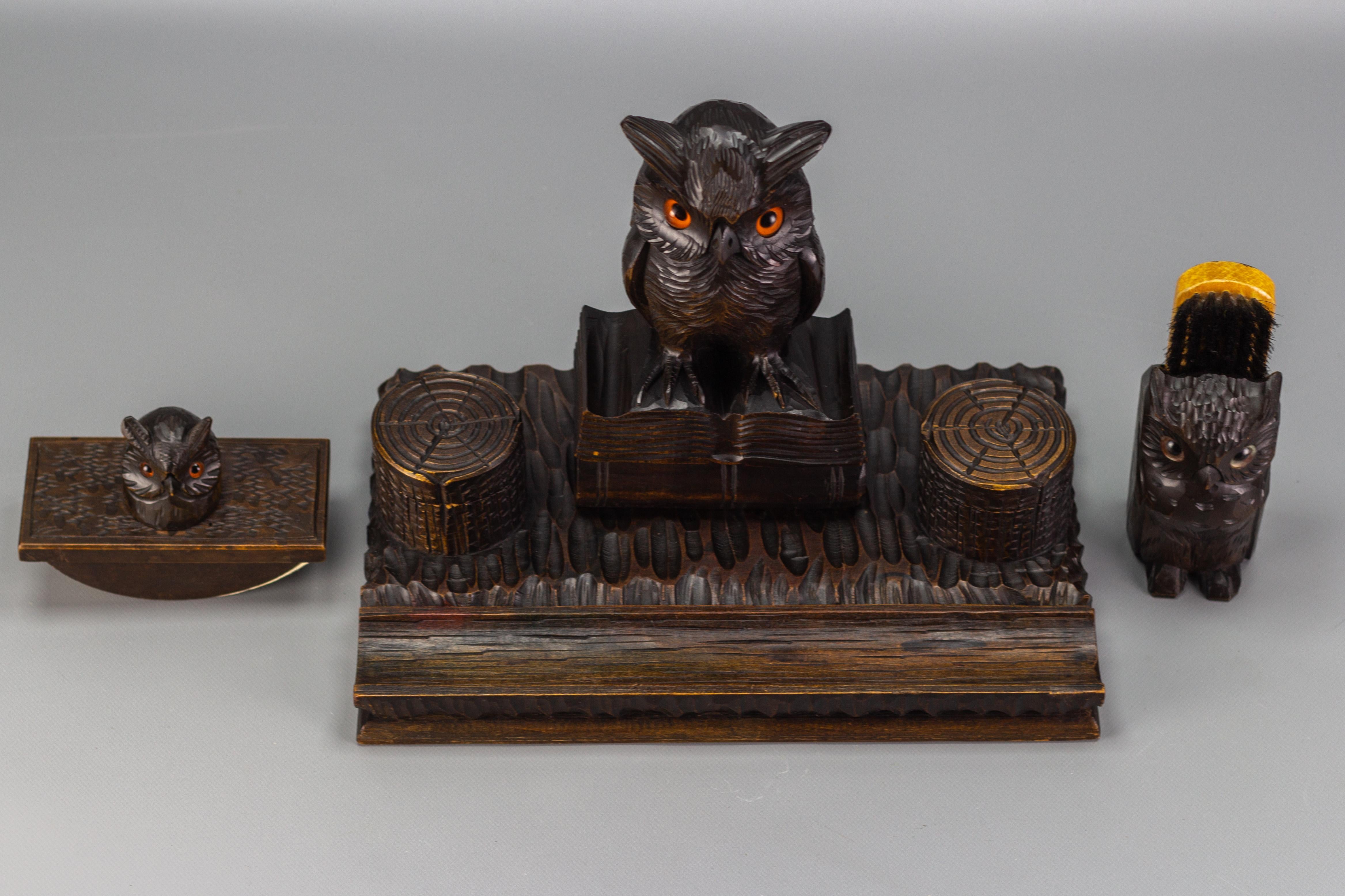 Handgeschnitztes Holz-Tintenfass-Schreibtischset mit Eulenfiguren aus Holz, 1930er Jahre im Angebot 9