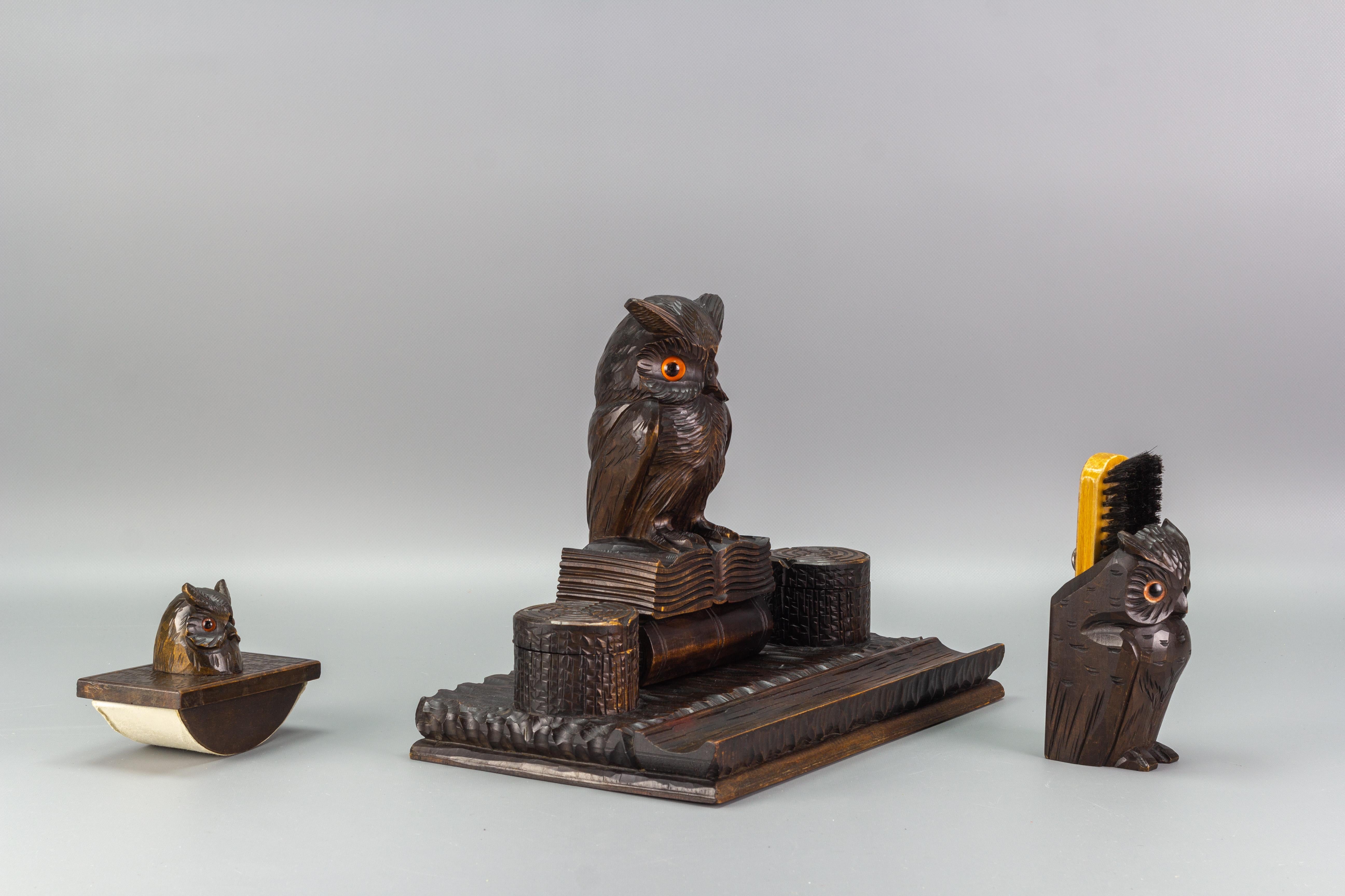 Handgeschnitztes Holz-Tintenfass-Schreibtischset mit Eulenfiguren aus Holz, 1930er Jahre (Metall) im Angebot