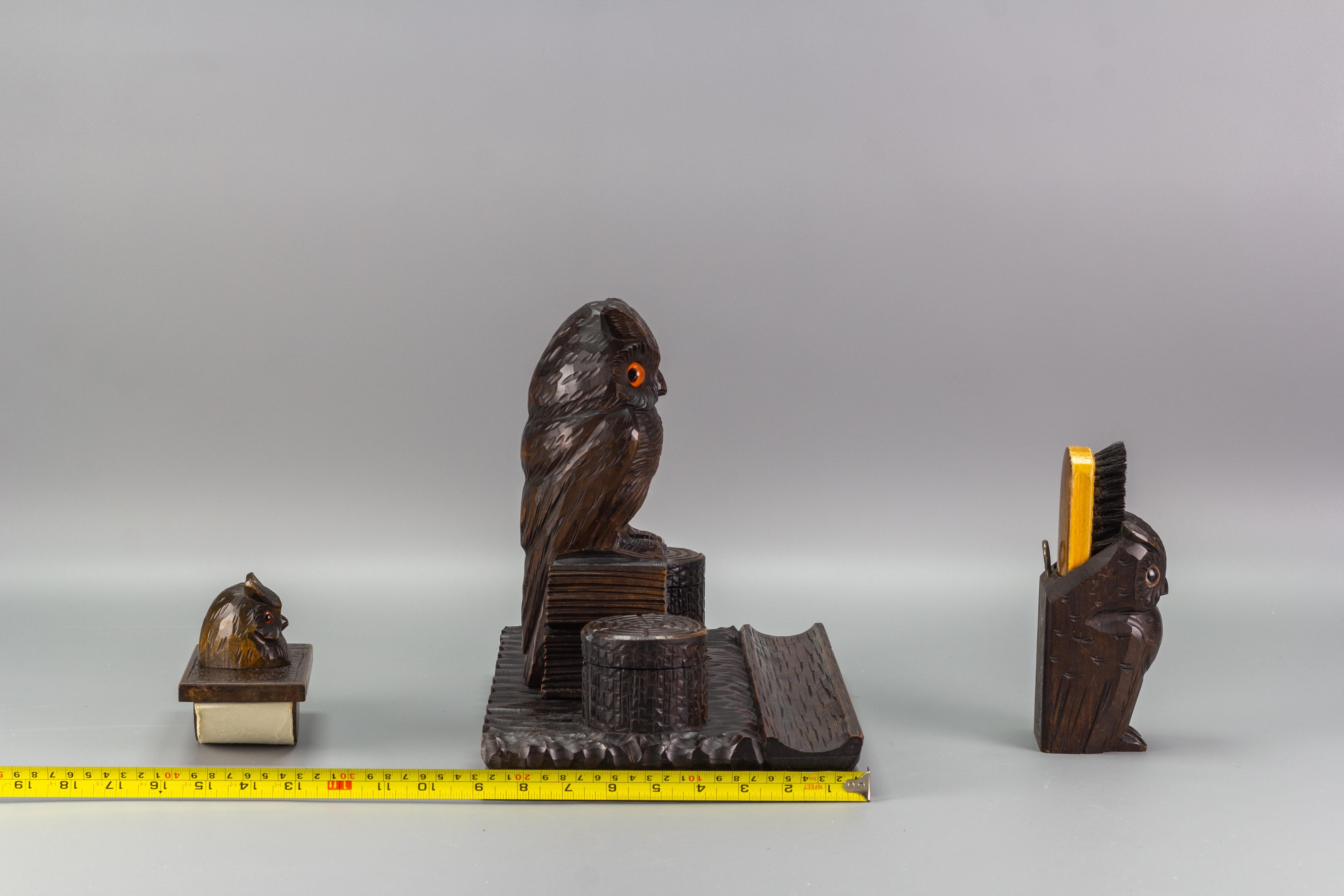 Hand-Carved Wooden Inkwell Desk Set with Owl Figures, 1930s In Good Condition For Sale In Barntrup, DE
