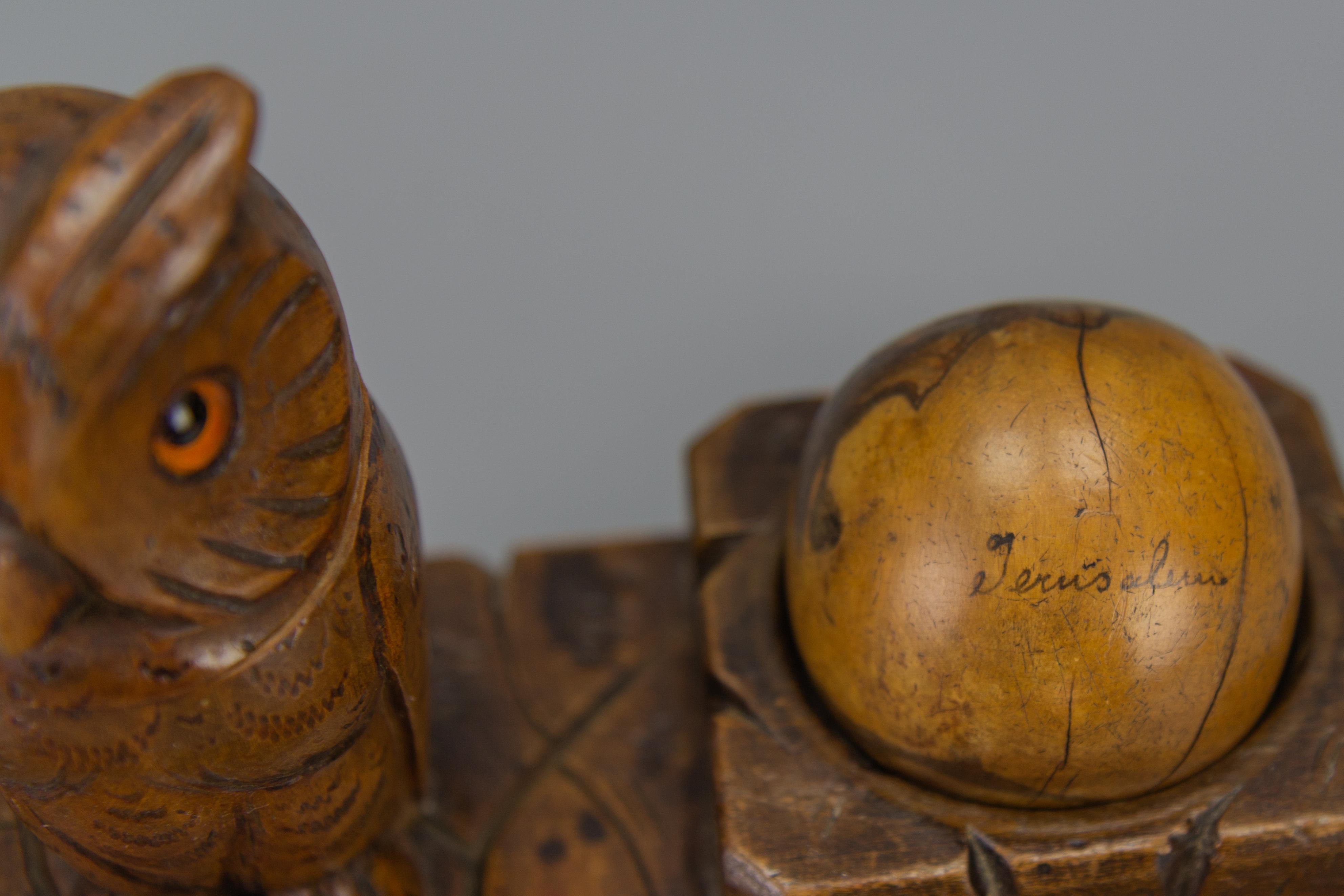 Encrier ou stand de stylo en bois sculpté à la main avec figure de hibou, années 1920 en vente 3