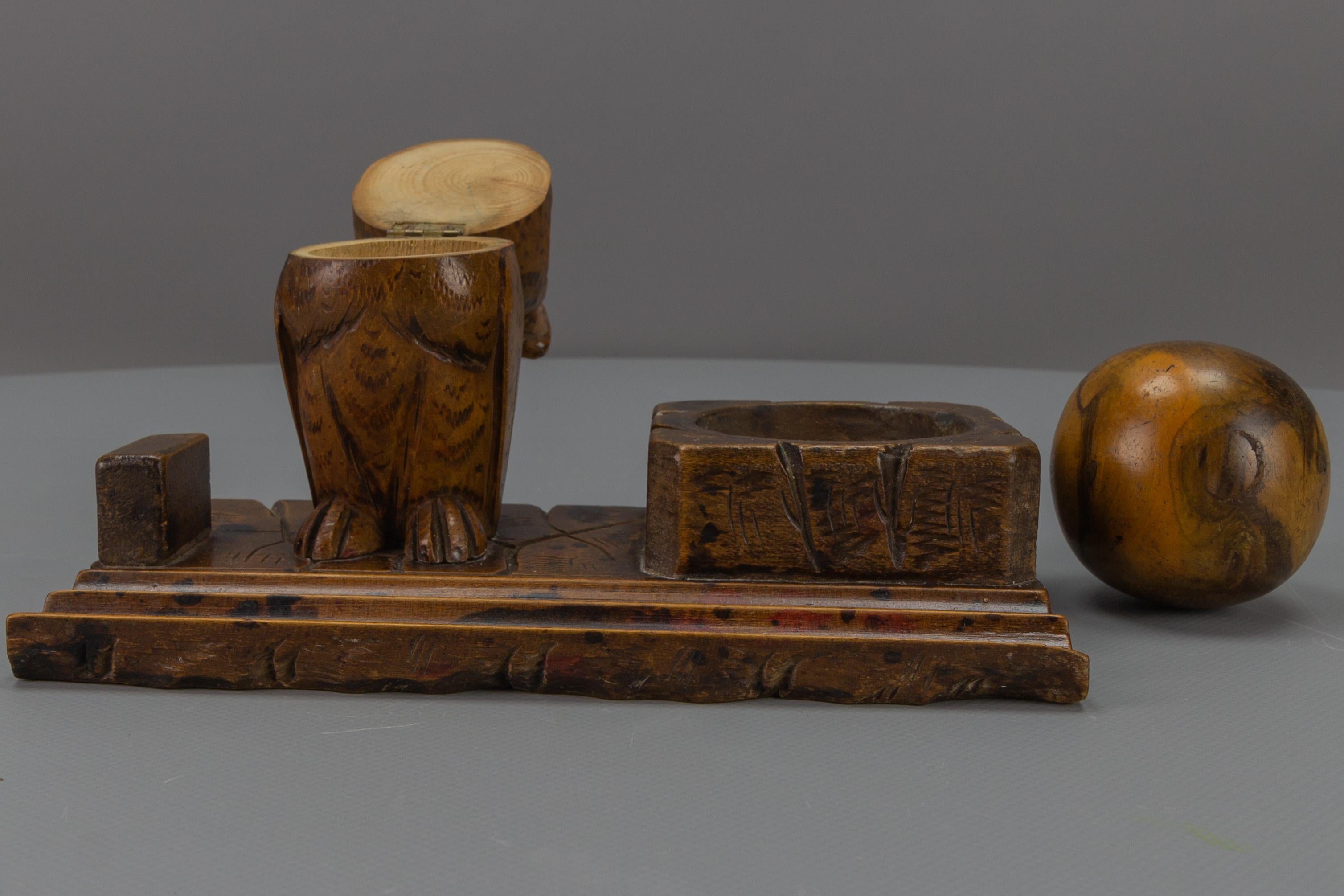 Encrier ou stand de stylo en bois sculpté à la main avec figure de hibou, années 1920 en vente 5