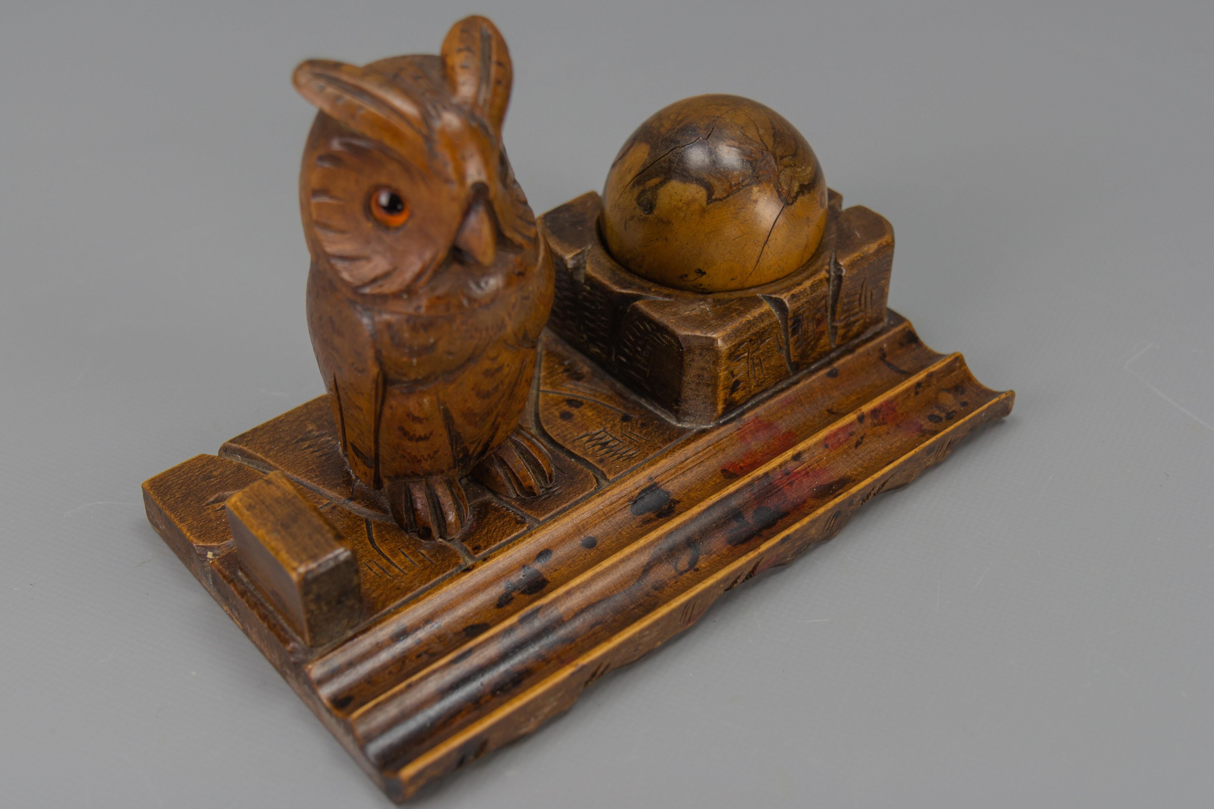 Art déco Encrier ou stand de stylo en bois sculpté à la main avec figure de hibou, années 1920 en vente