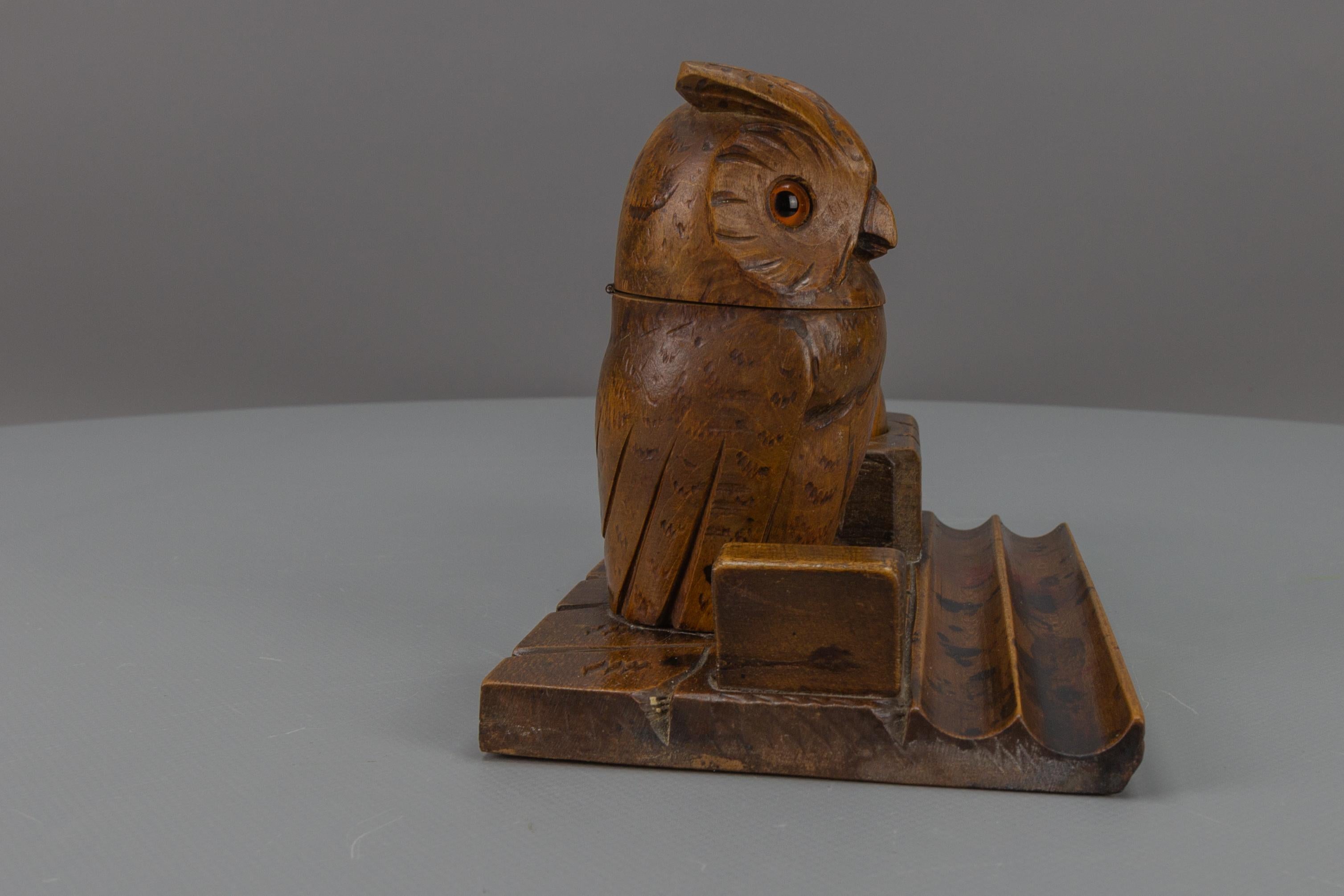 Sculpté à la main Encrier ou stand de stylo en bois sculpté à la main avec figure de hibou, années 1920 en vente