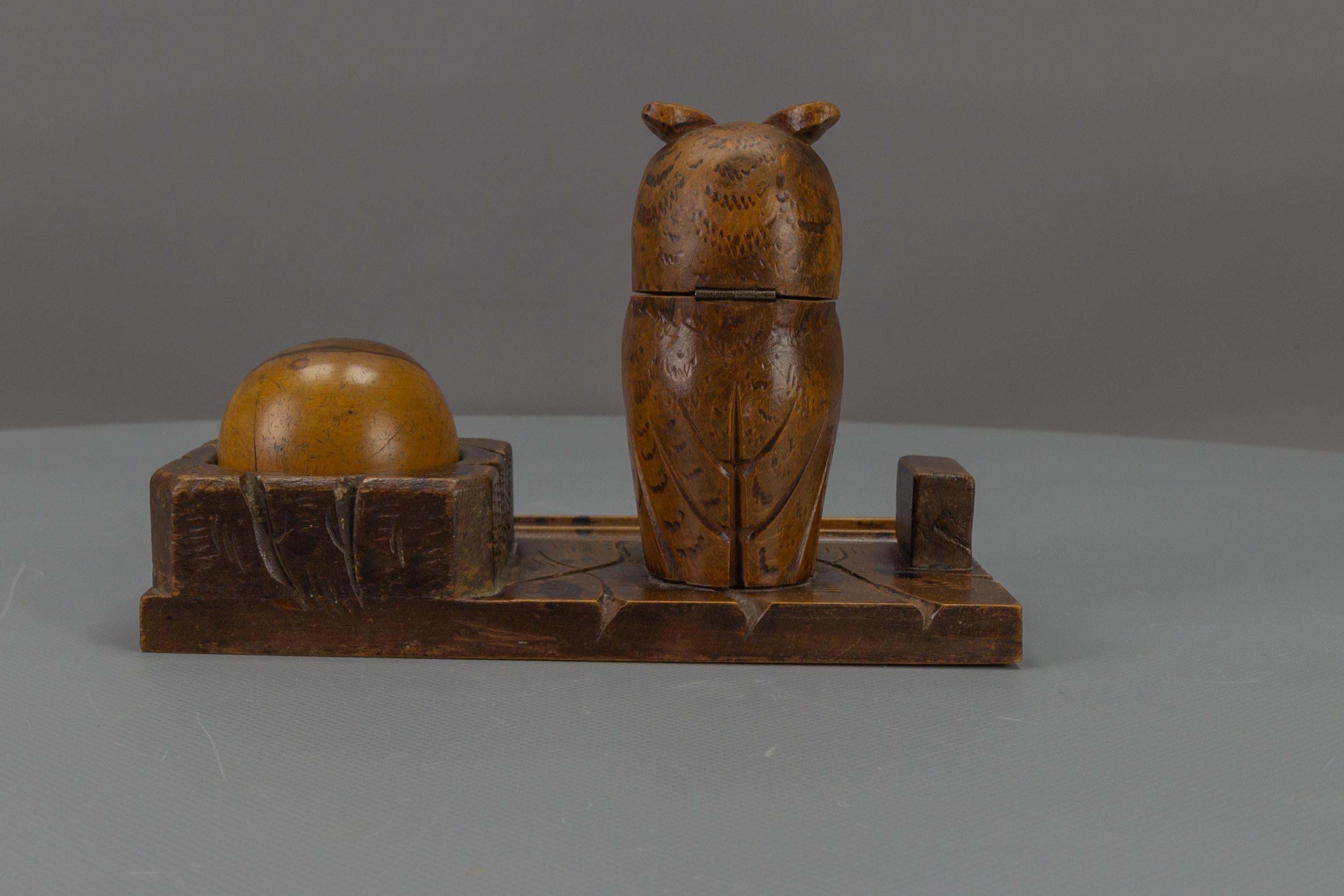 Hand-Carved Wooden Inkwell or Pen Stand with Owl Figure, 1920s In Good Condition For Sale In Barntrup, DE
