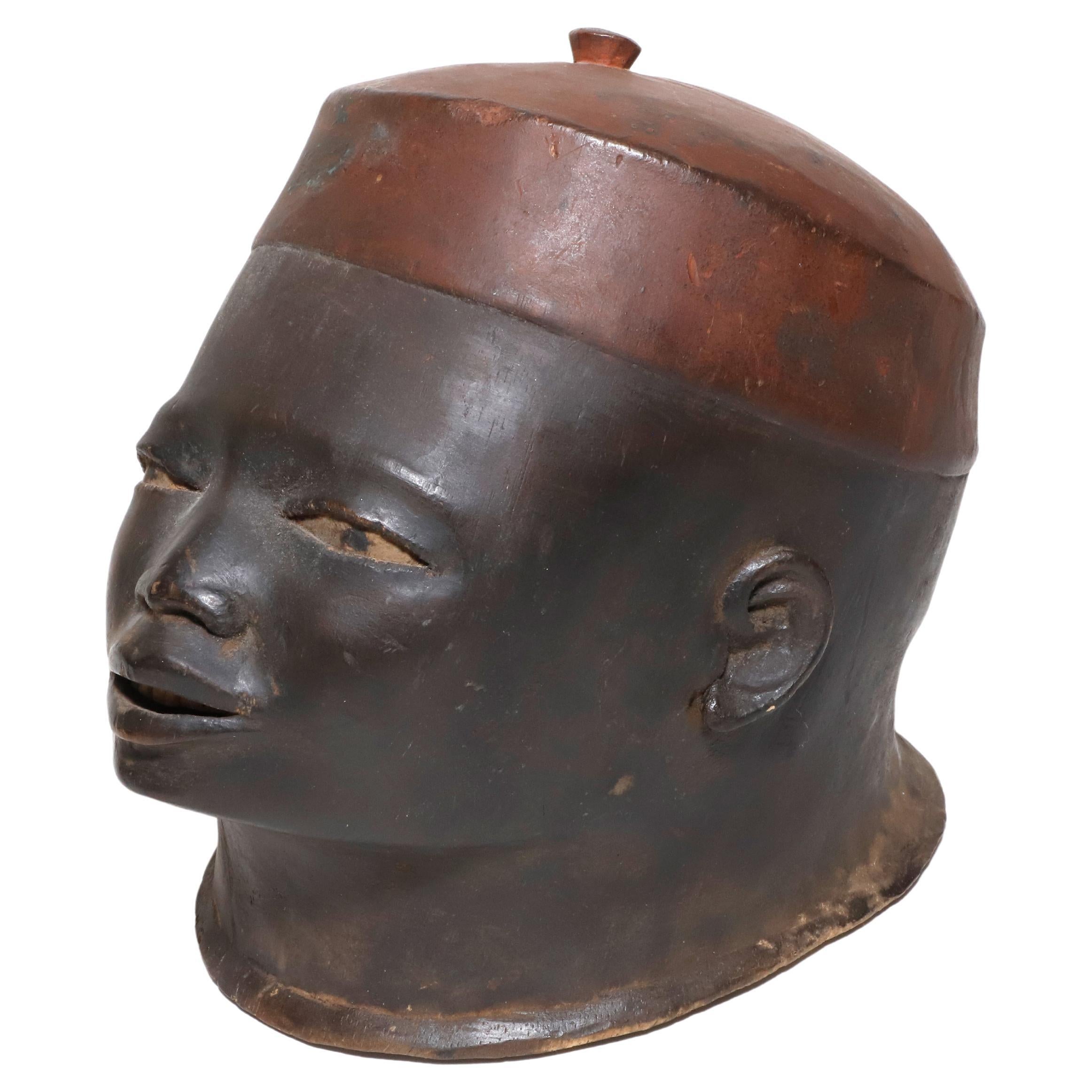 Masque en faïence sculpté à la main du Mozambique, Tanzanie, vers les années 1950