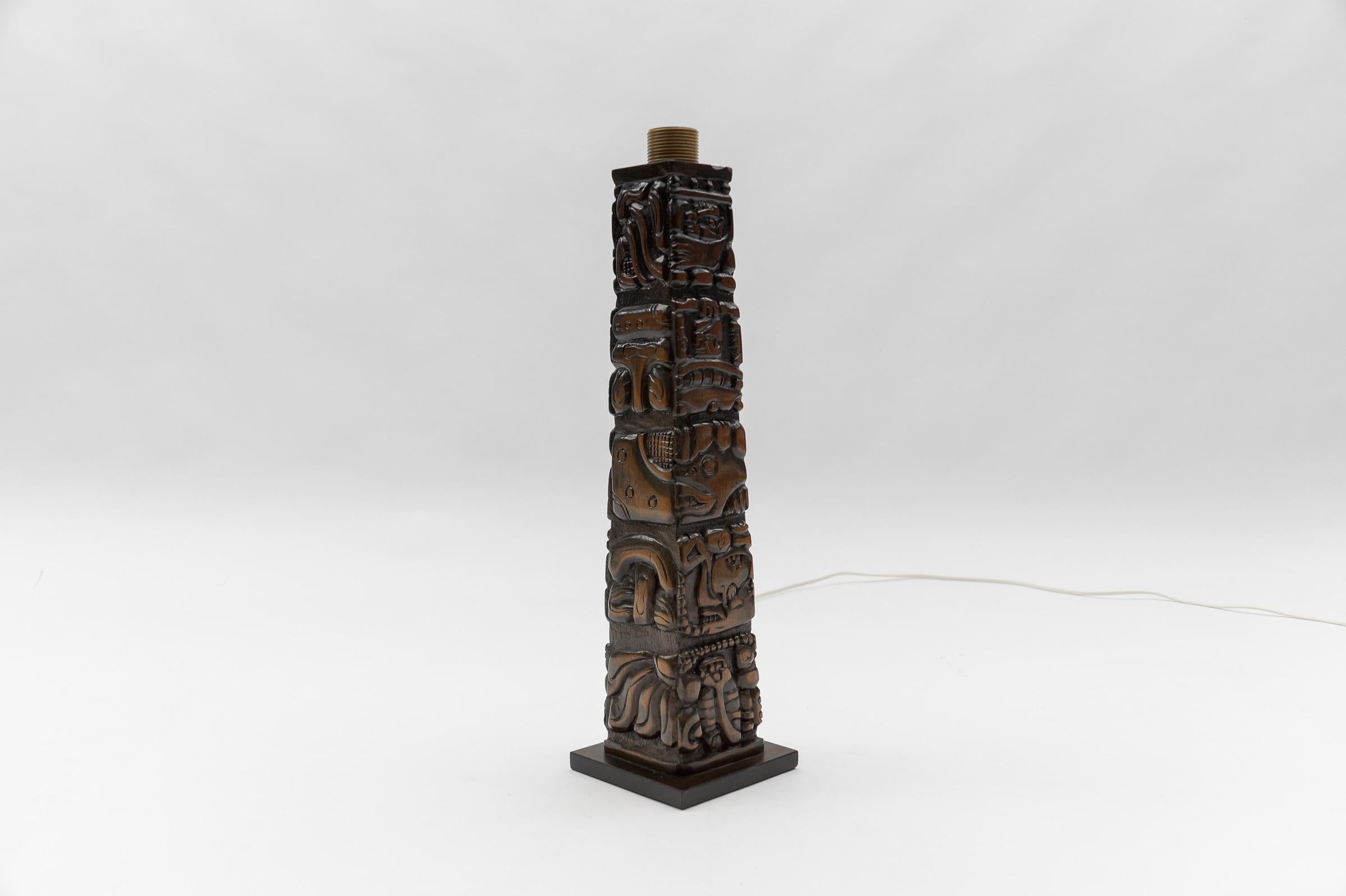 Milieu du XXe siècle Lampe de table Totem Maya en bois sculpté à la main par Temde Honduras, Suisse années 1960 en vente