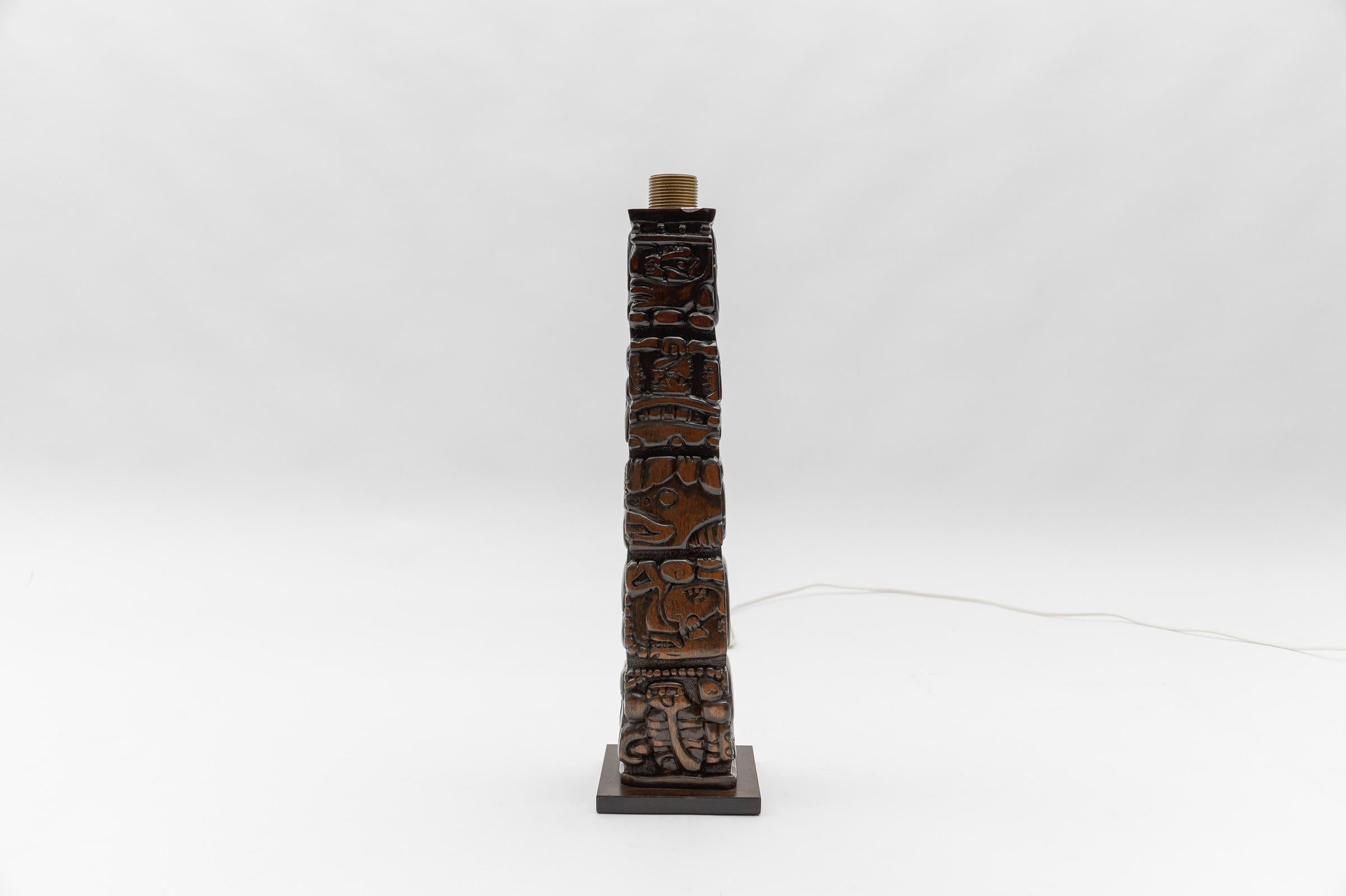 Bois Lampe de table Totem Maya en bois sculpté à la main par Temde Honduras, Suisse années 1960 en vente