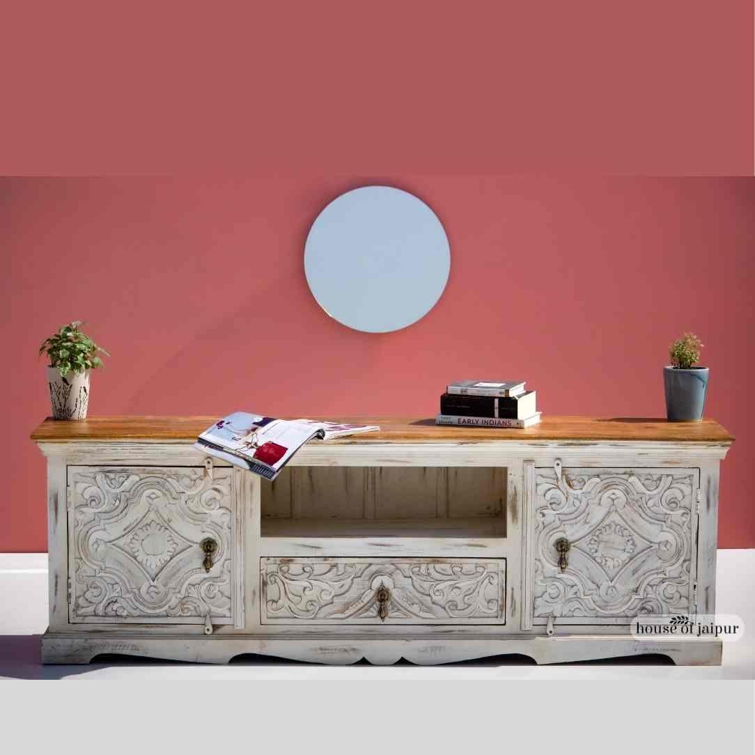 Questa splendida console multimediale realizzata a mano combina l'intaglio tradizionale con la funzionalità moderna, diventando un pezzo forte per qualsiasi salotto. I dettagliati intagli floreali e geometrici sulle ante e sul cassetto centrale sono