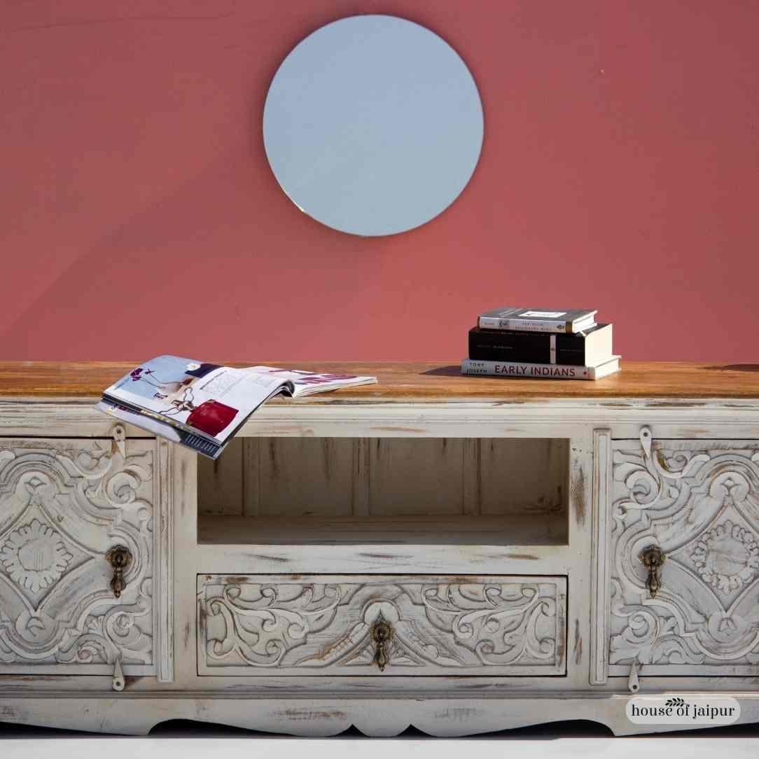 Bohémien Console multimediale in legno intagliato a mano - Unità TV in bianco anticato di House of Jaipur in vendita