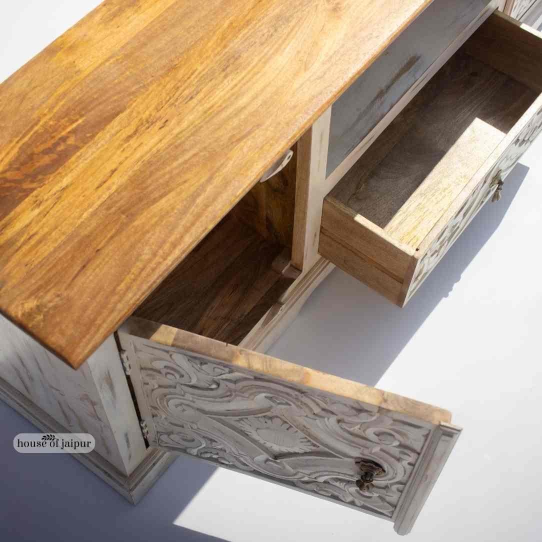 Intagliato a mano Console multimediale in legno intagliato a mano - Unità TV in bianco anticato di House of Jaipur in vendita