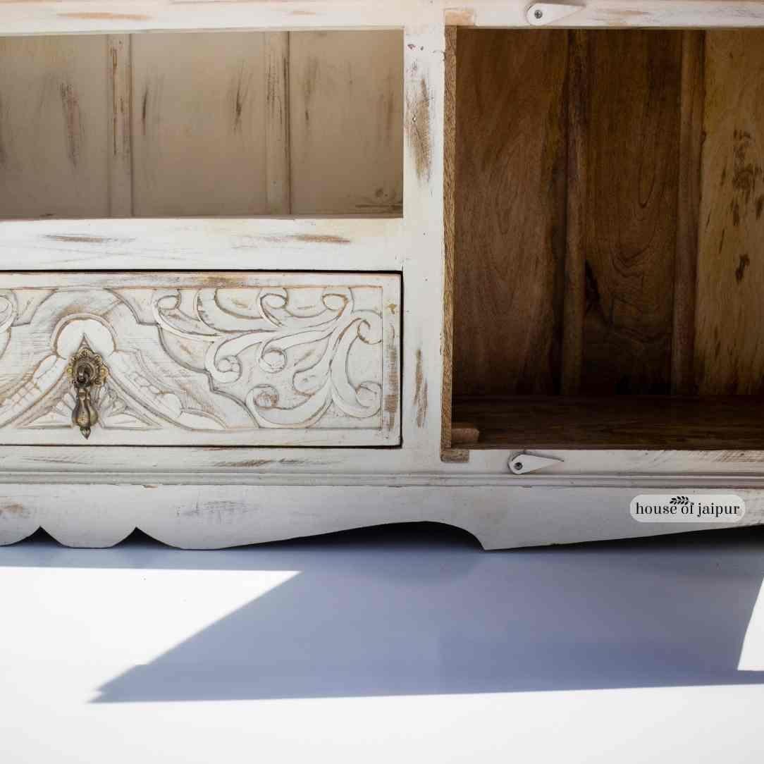 Console multimediale in legno intagliato a mano - Unità TV in bianco anticato di House of Jaipur In condizioni Nuovo in vendita a New York, NY