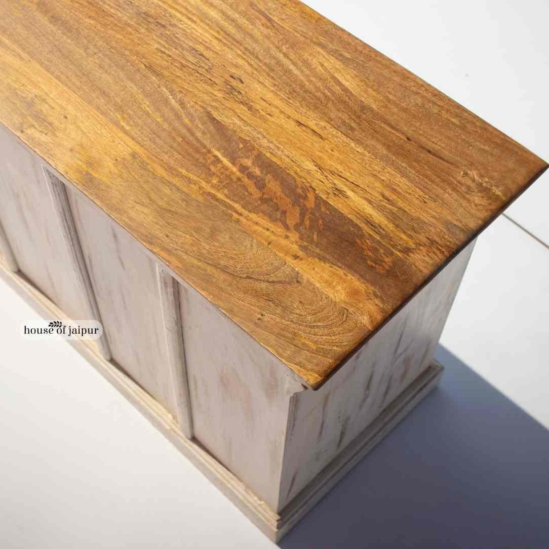 XXI secolo e contemporaneo Console multimediale in legno intagliato a mano - Unità TV in bianco anticato di House of Jaipur in vendita