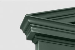 Espejo de Madera con Frontón Tallado a Mano y Lacado