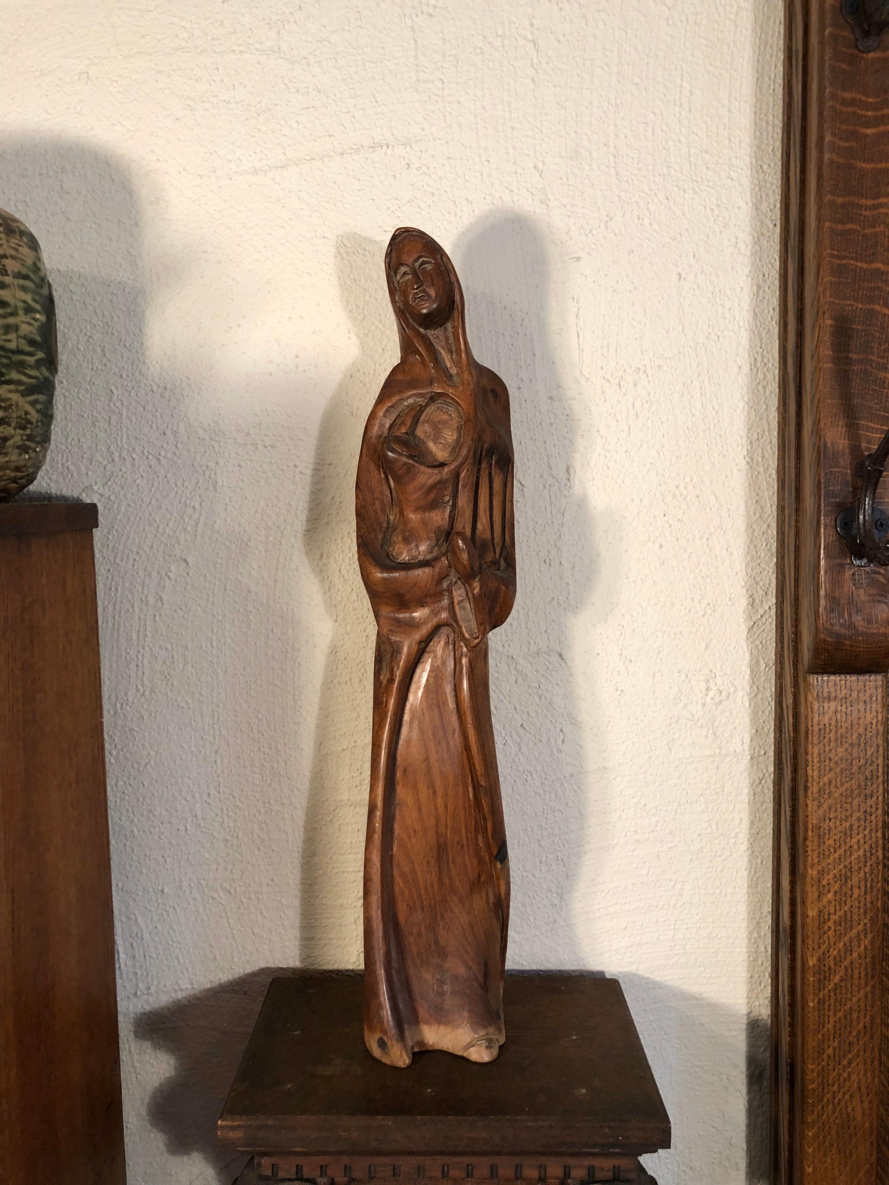 Mid-Century Modern Statue de la mère et de l'enfant en bois sculptée à la main en vente