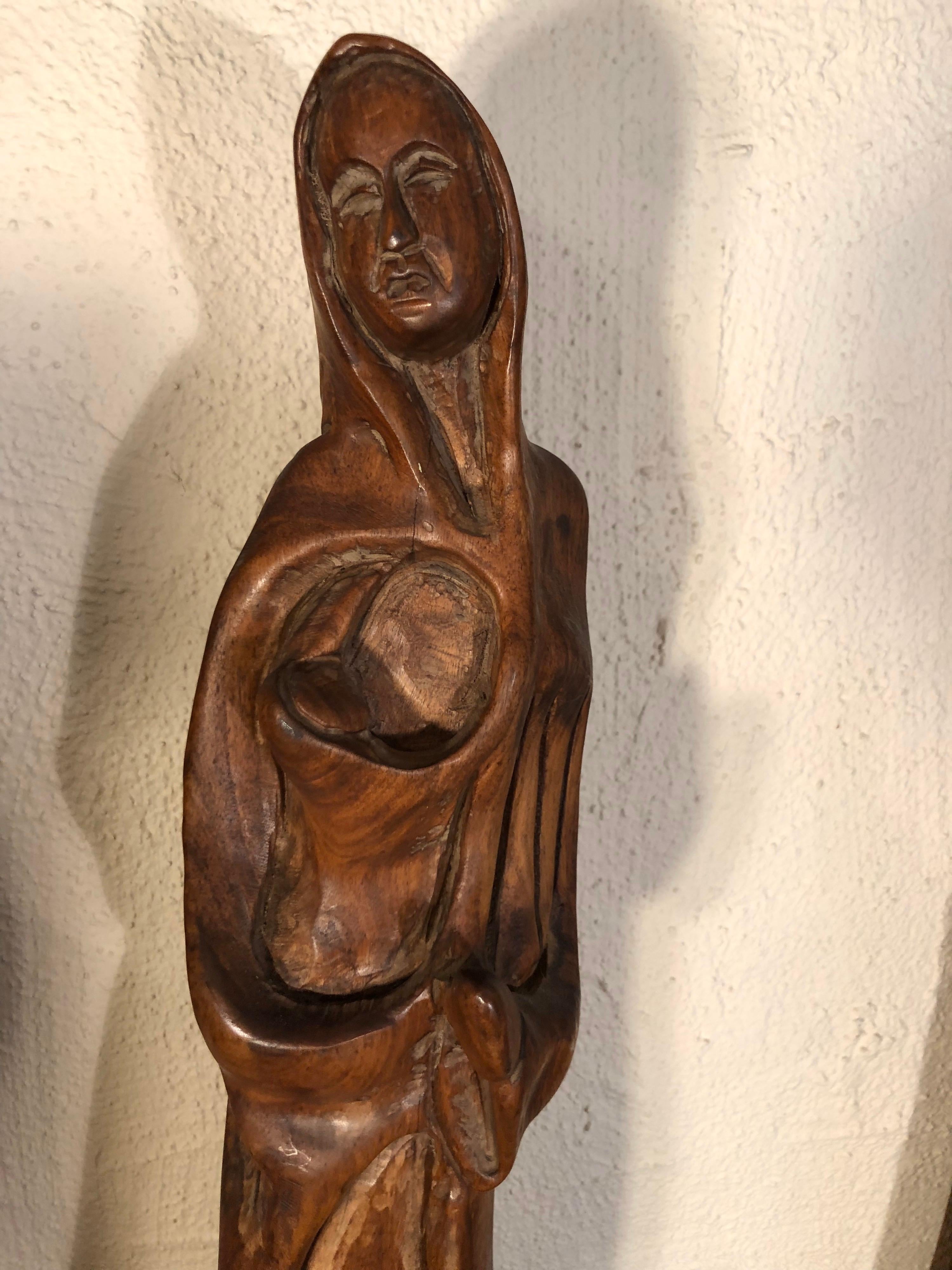 Statue de la mère et de l'enfant en bois sculptée à la main Bon état - En vente à Redding, CT