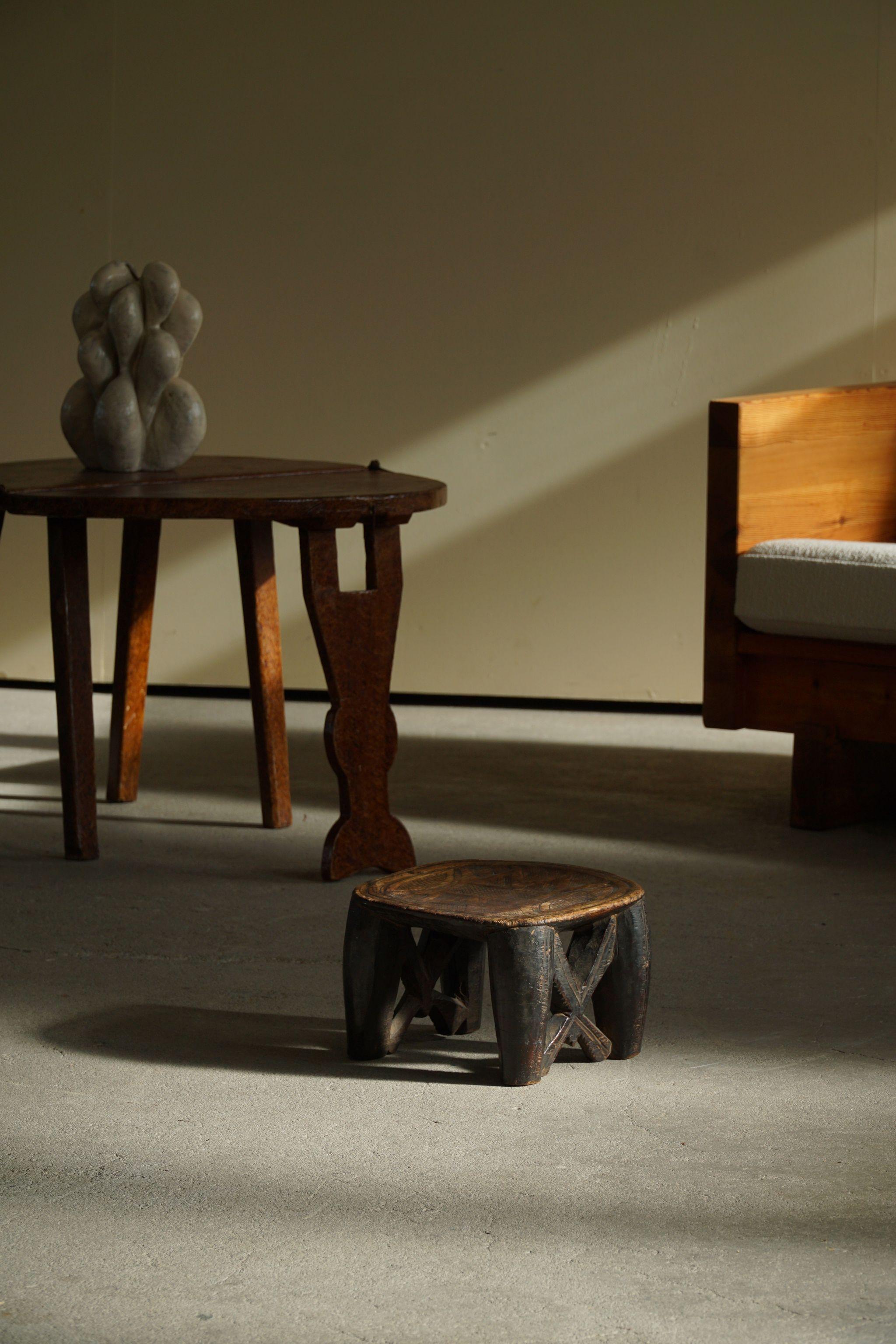 Sculpté à la main Tabouret en bois sculpté à la main « tribu de noix », Wabi Sabi, fabriqué au Nigeria, années 1950