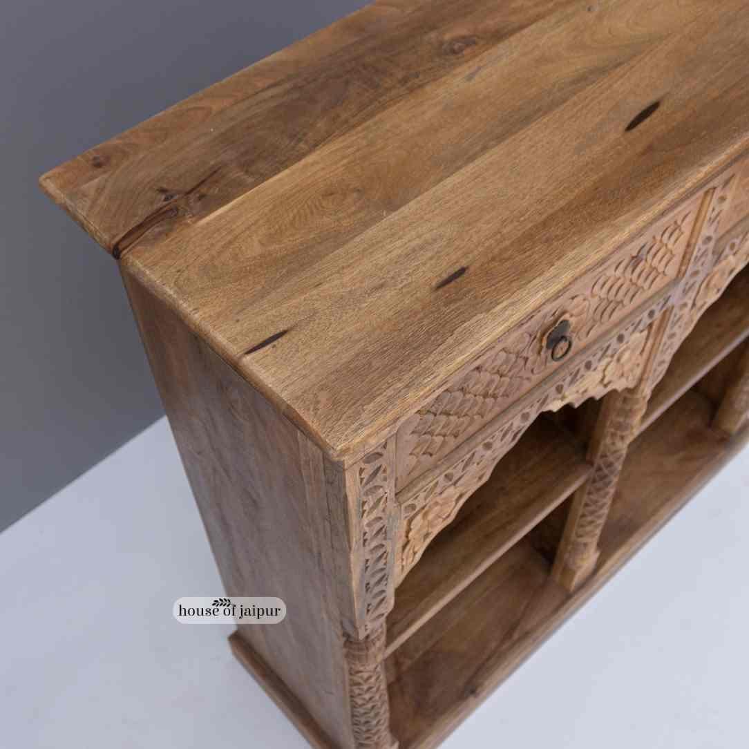 Bohémien Mobile a scaffale aperto in legno intagliato a mano con dettagli ad arco di House of Jaipur in vendita