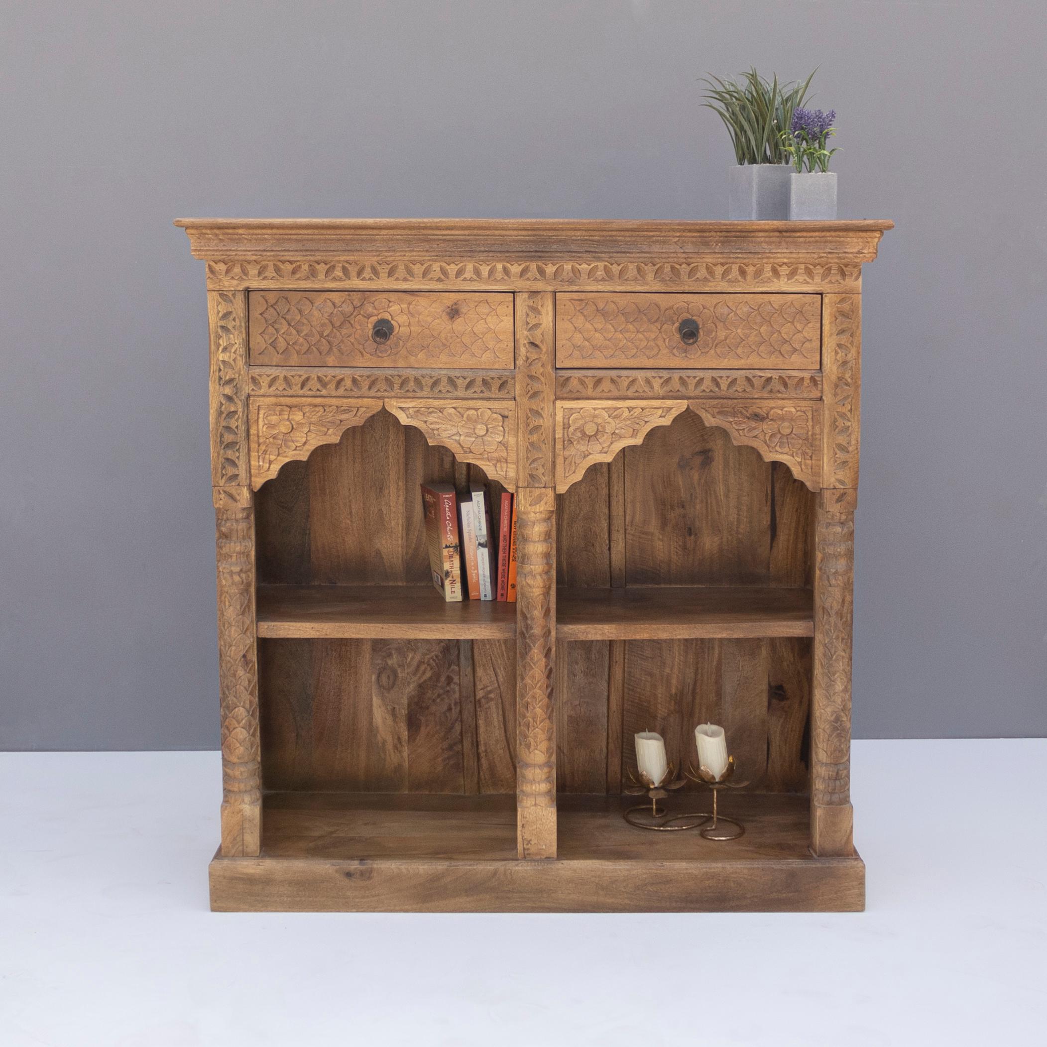 Intagliato a mano Mobile a scaffale aperto in legno intagliato a mano con dettagli ad arco di House of Jaipur in vendita