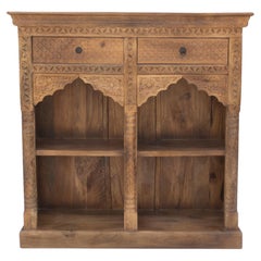 Mobile a scaffale aperto in legno intagliato a mano con dettagli ad arco di House of Jaipur