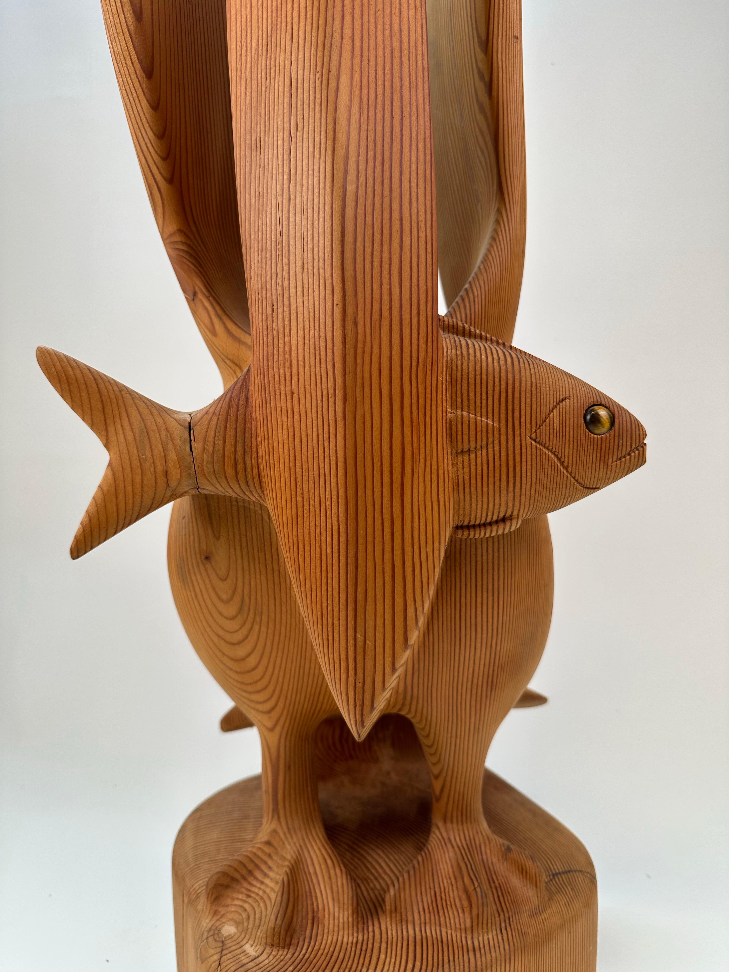 Escultura de madera tallada a mano Pelícano con pez en venta 2