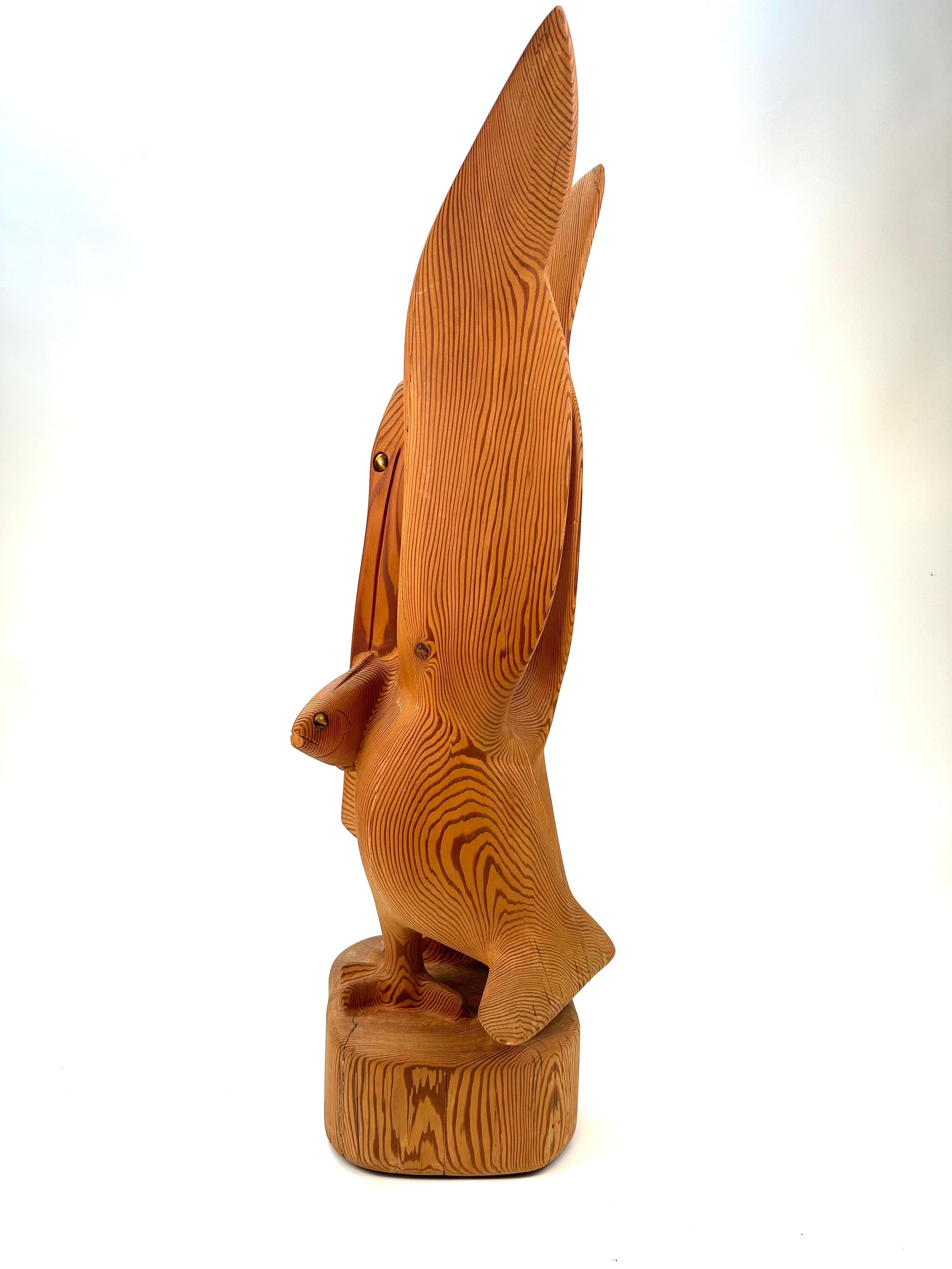 Escultura de madera tallada a mano Pelícano con pez Moderno de mediados de siglo en venta