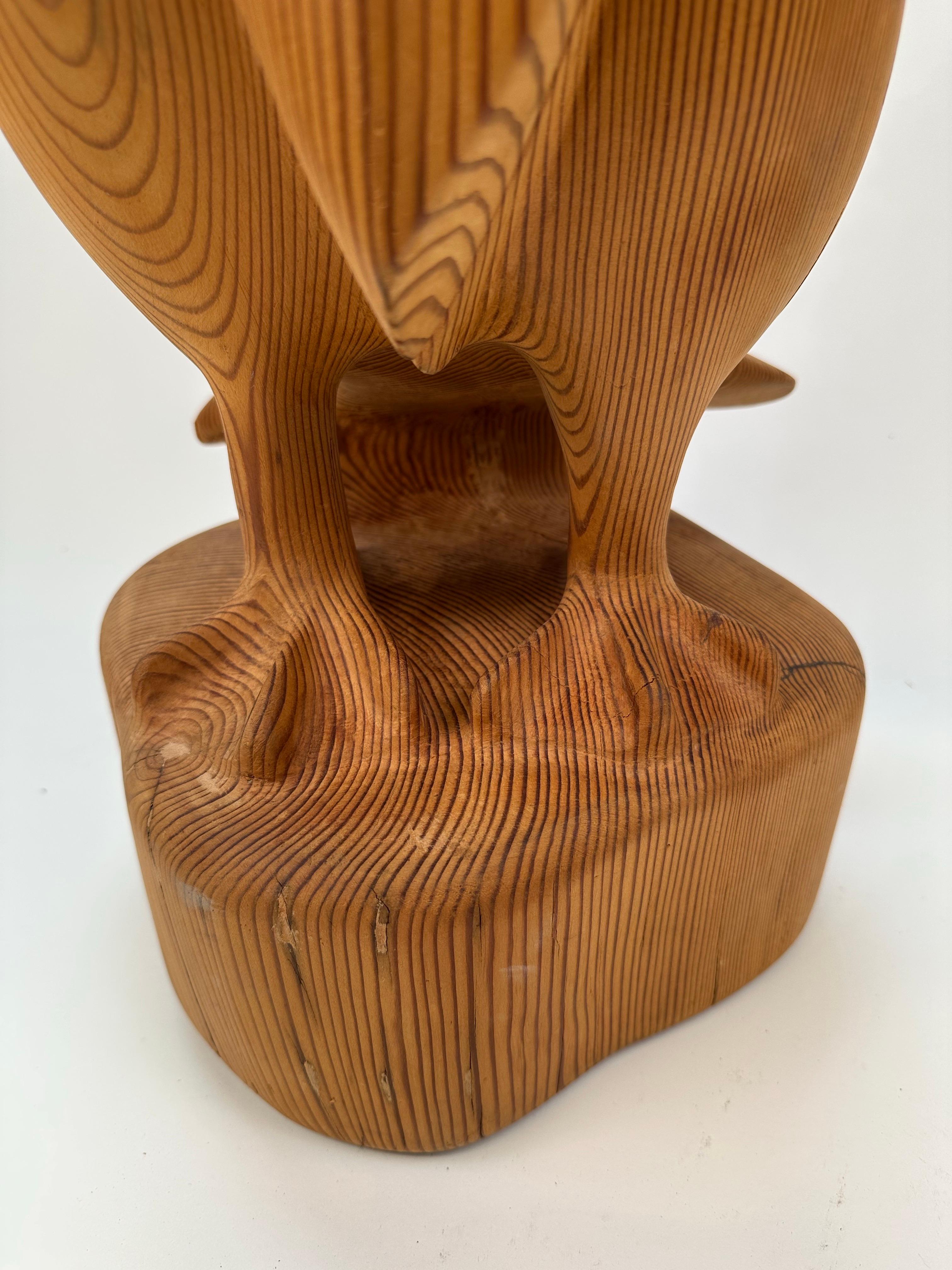 Escultura de madera tallada a mano Pelícano con pez Estadounidense en venta