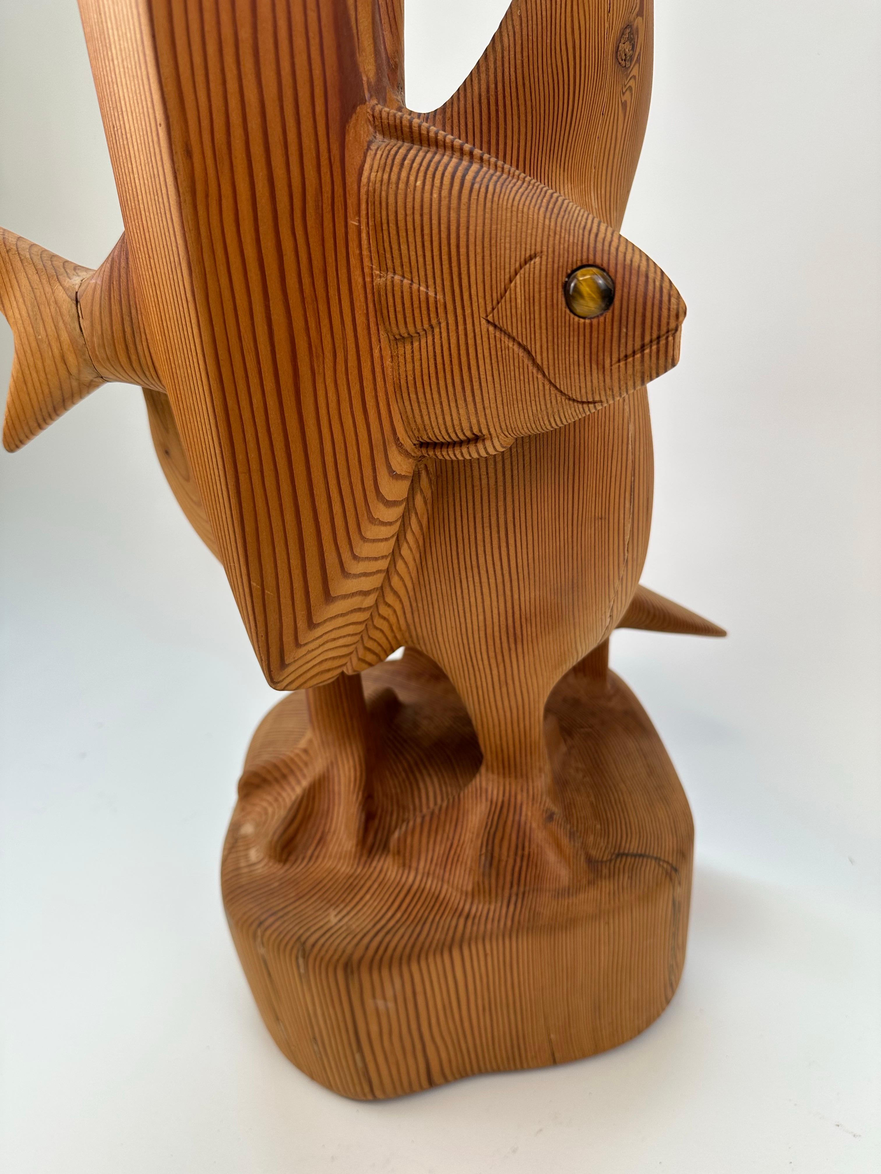 Escultura de madera tallada a mano Pelícano con pez Carpintería en venta