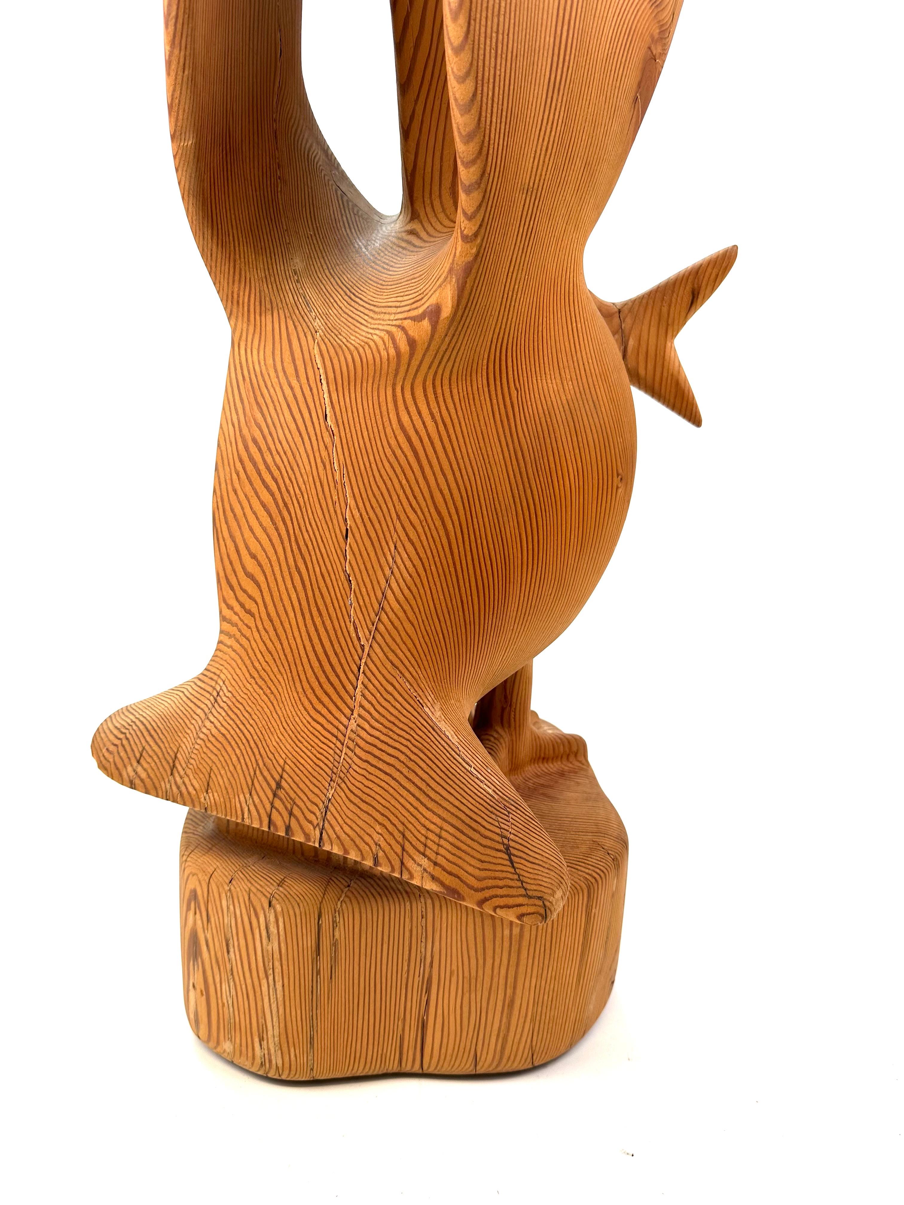 Escultura de madera tallada a mano Pelícano con pez en Bueno estado para la venta en Southampton, NJ
