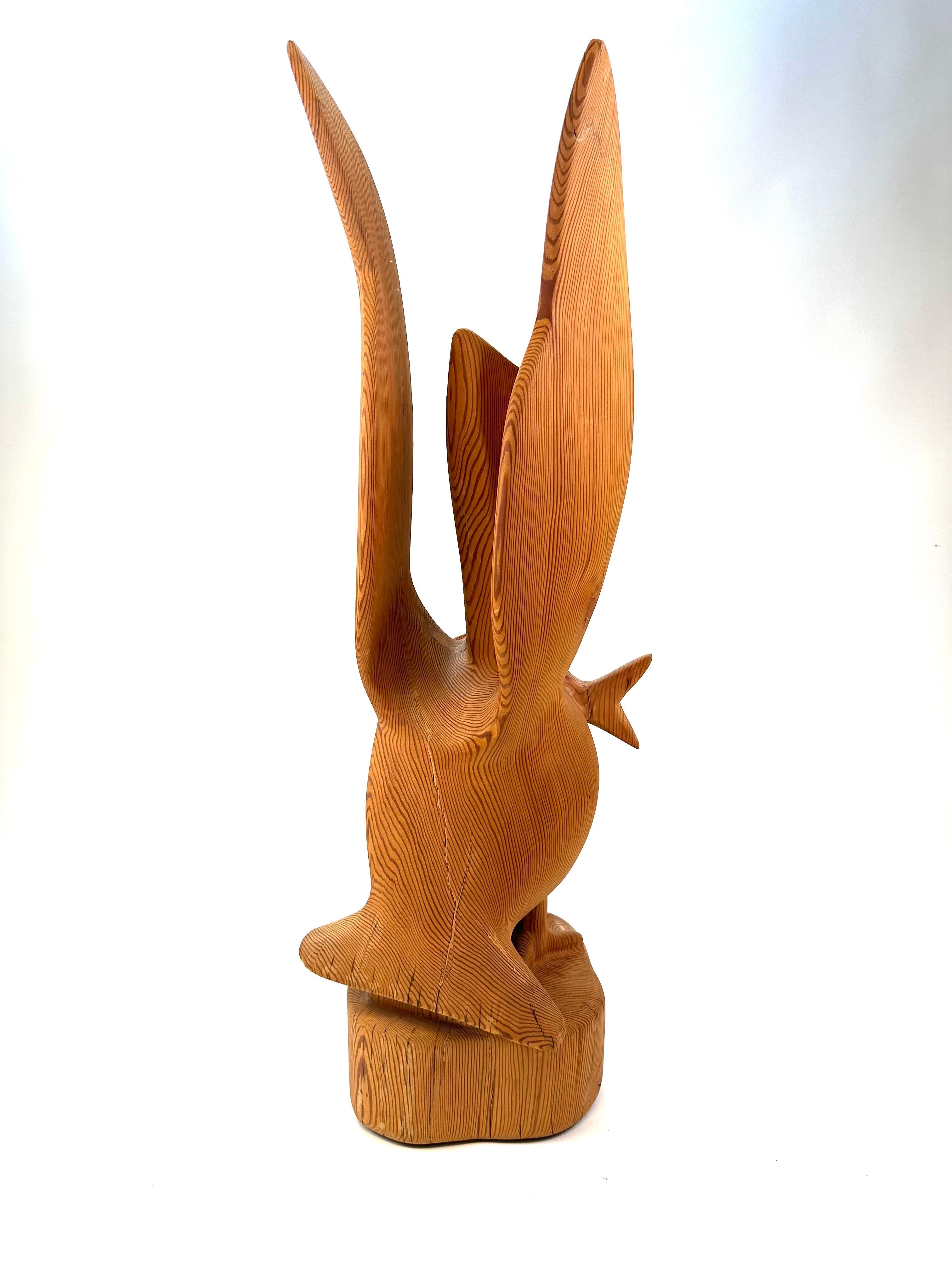 Escultura de madera tallada a mano Pelícano con pez Madera en venta