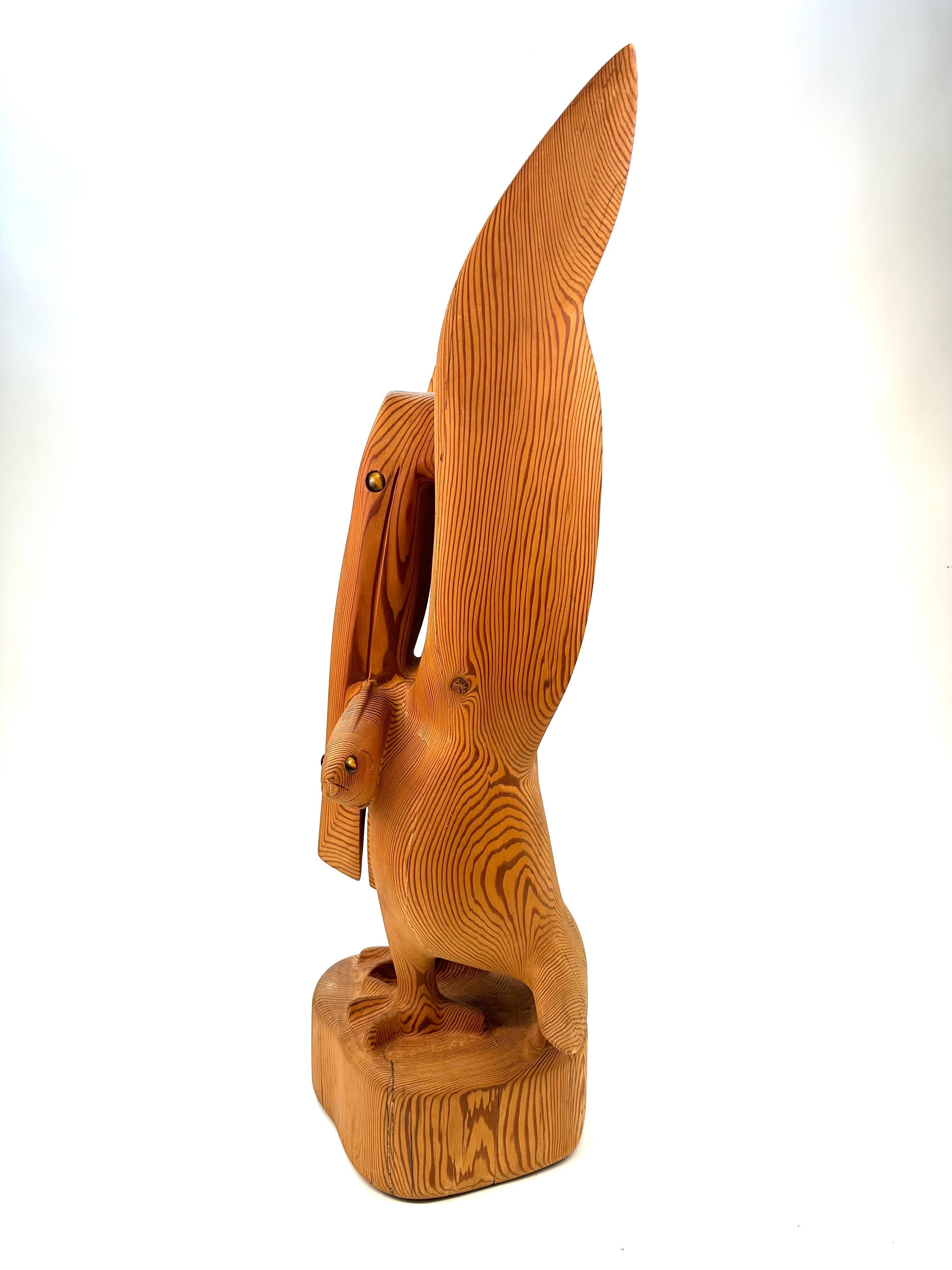 Escultura de madera tallada a mano Pelícano con pez en venta 1