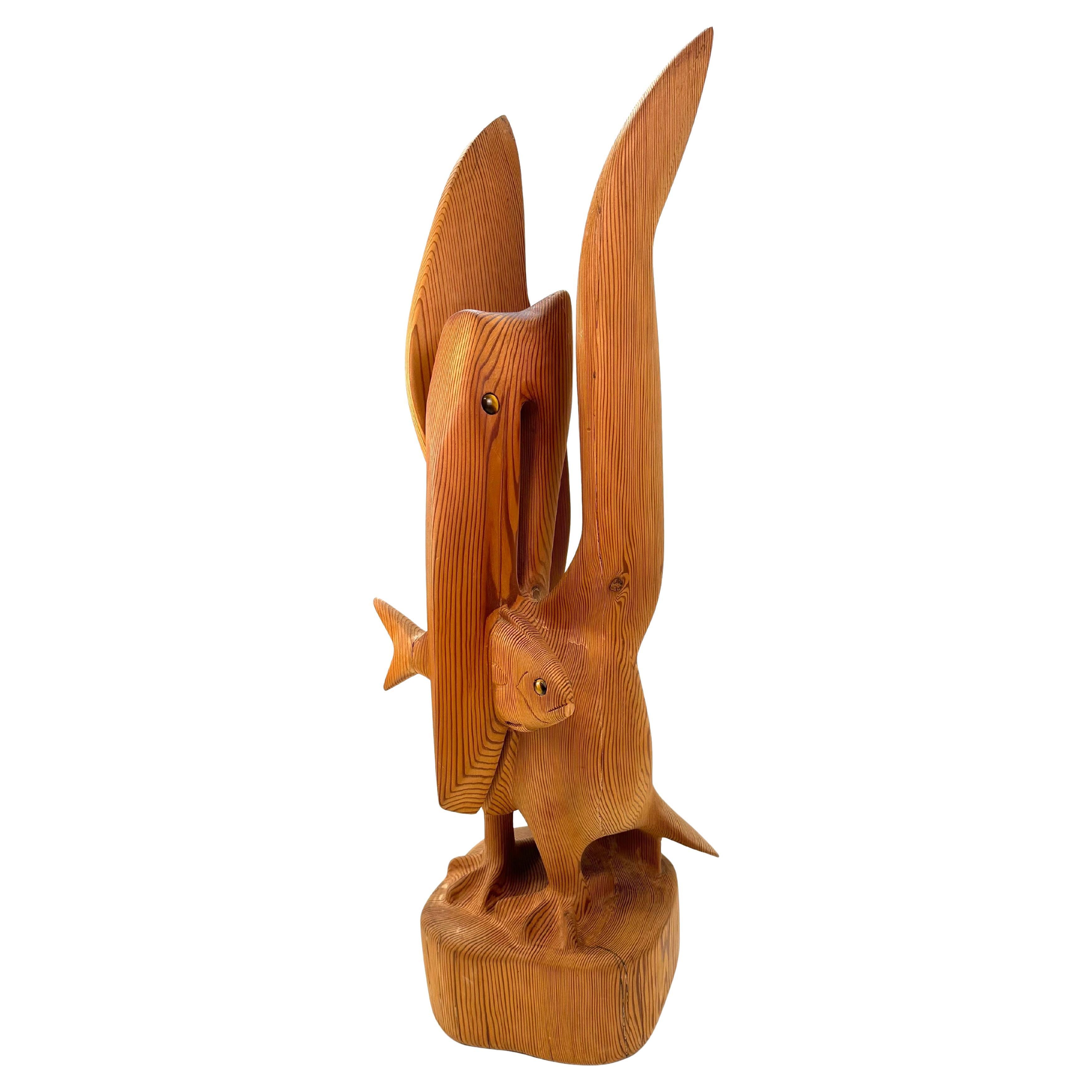 Escultura de madera tallada a mano Pelícano con pez