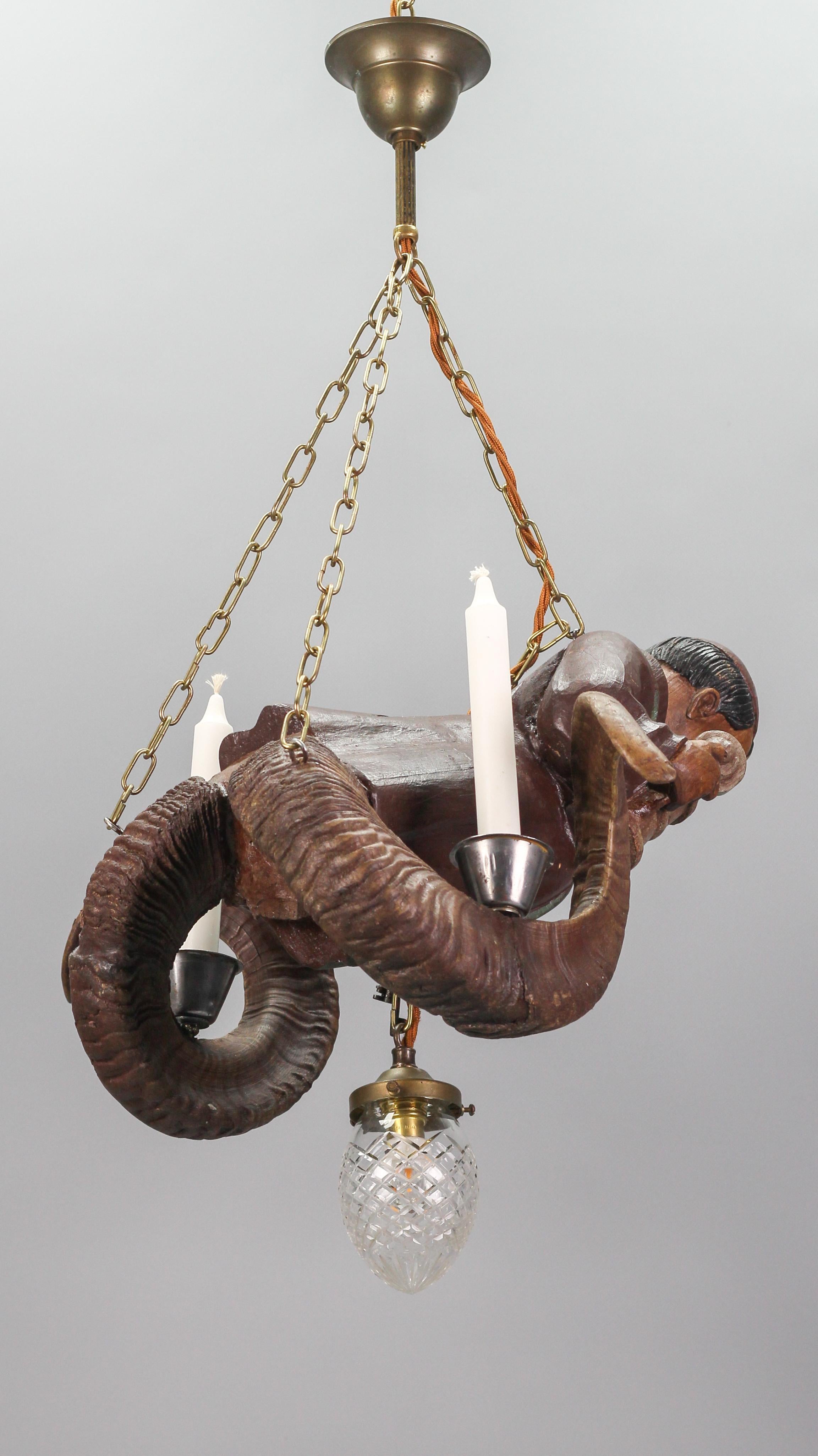 Black Forest Hand-Carved Wooden Pendant Light Lustermandl with Cellar Master Figure, ca. 1920