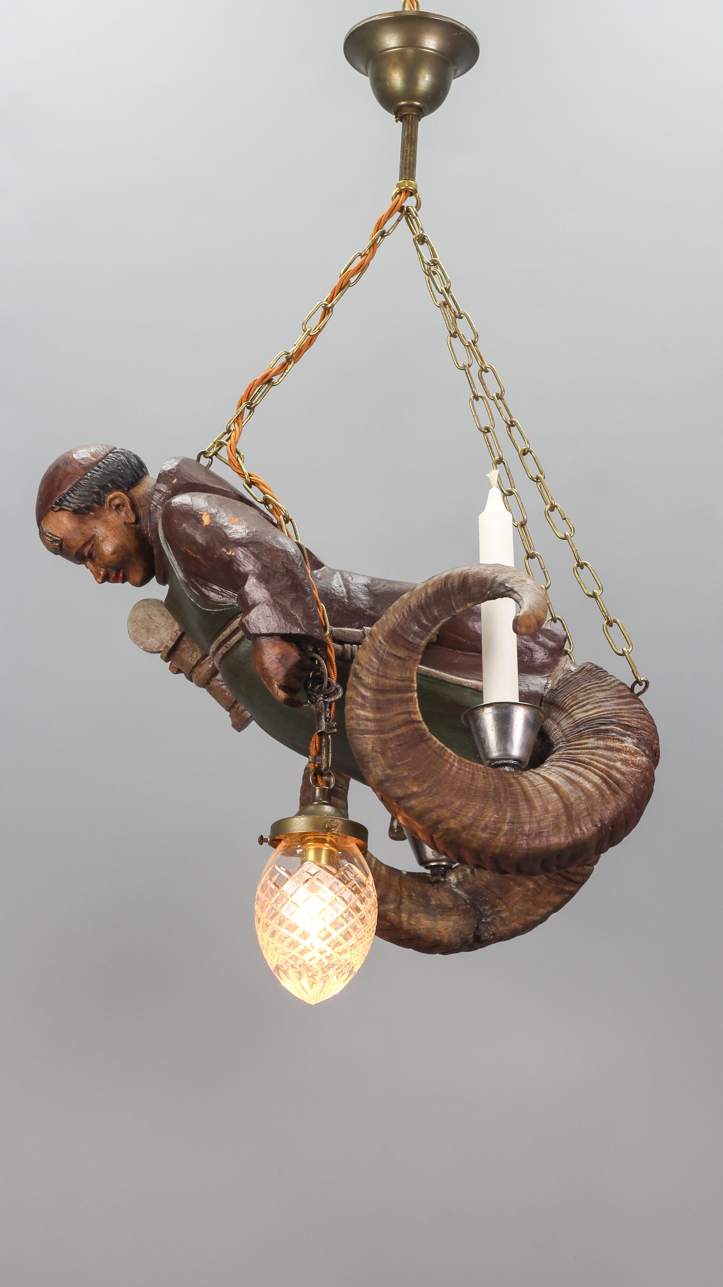 Early 20th Century Hand-Carved Wooden Pendant Light Lustermandl with Cellar Master Figure, ca. 1920